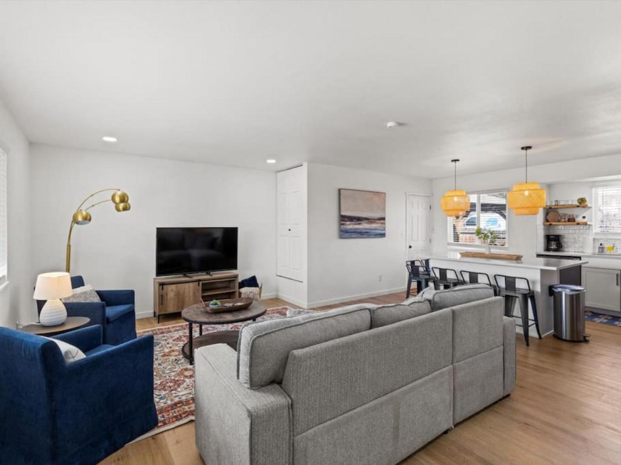 Mountain Views, Close To Attractions, Upper Unit *