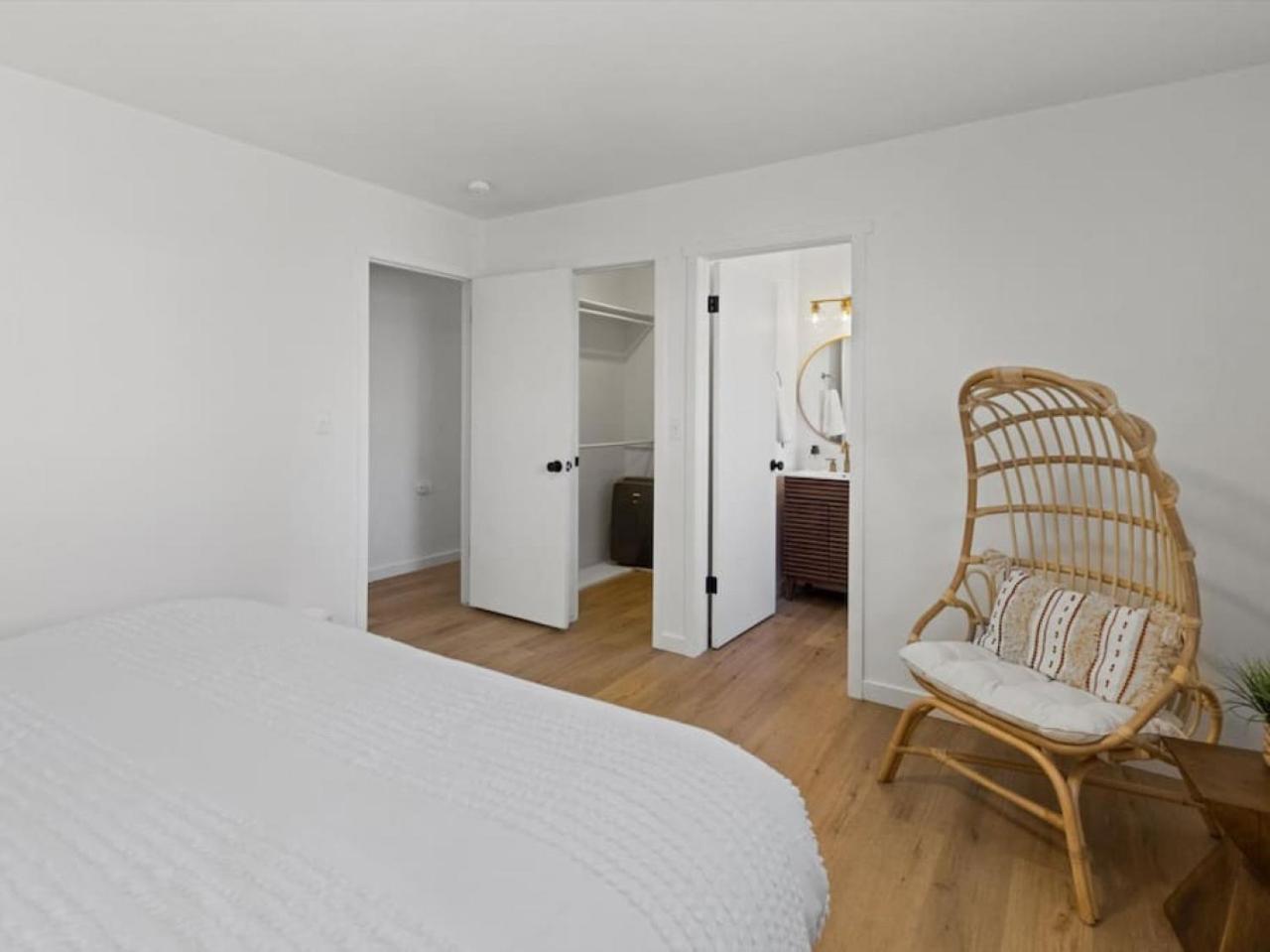 Mountain Views, Close To Attractions, Upper Unit