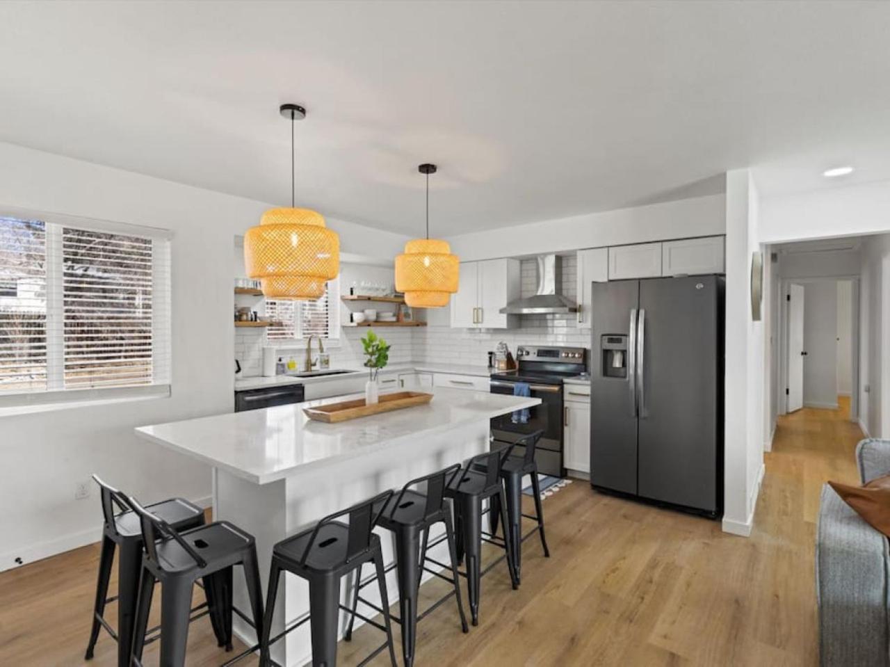 Mountain Views, Close To Attractions, Upper Unit *