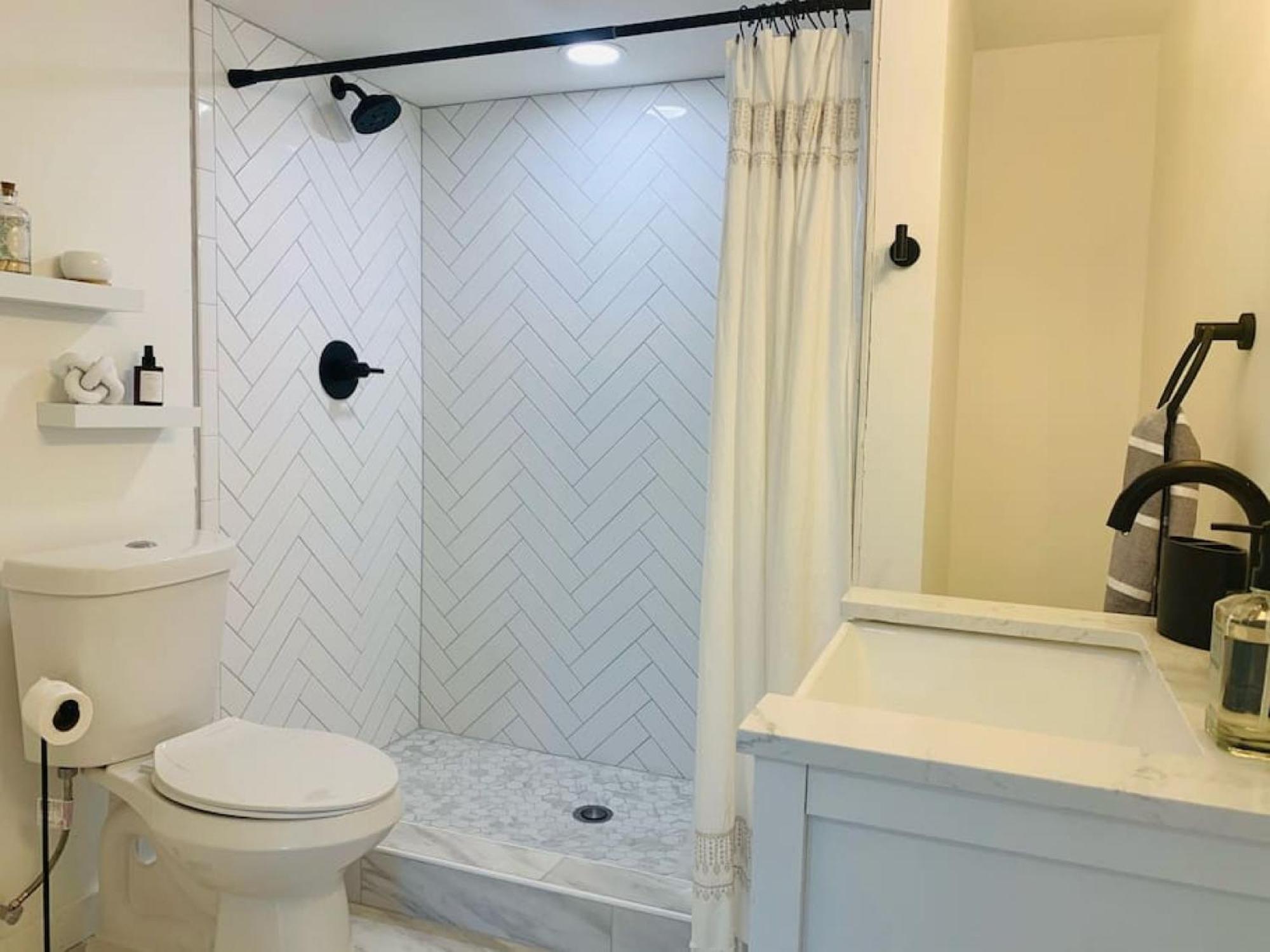 Brand New Basement With Hot Tub Apartment