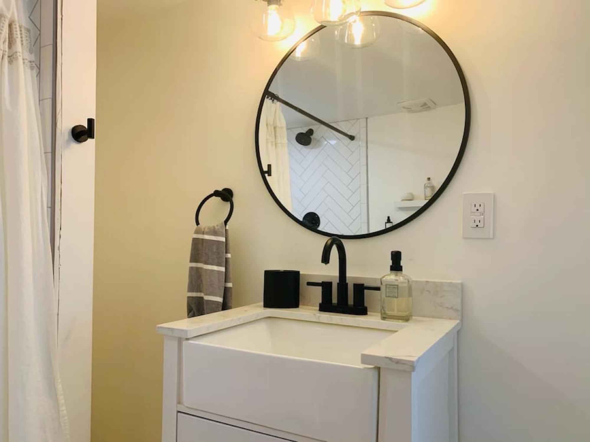 Brand New Basement With Hot Tub *