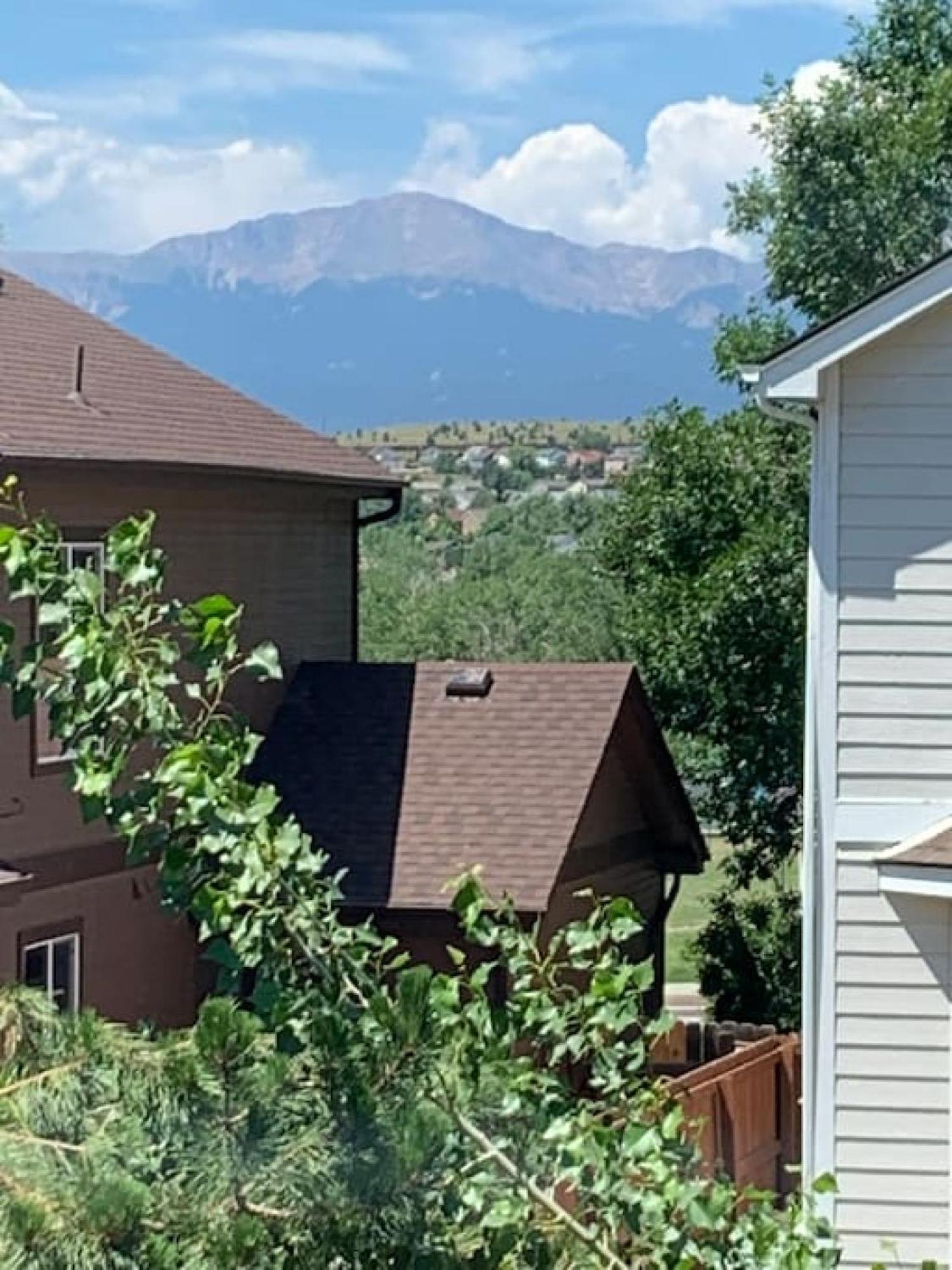 King Bed With Pike Peak Views Apartment