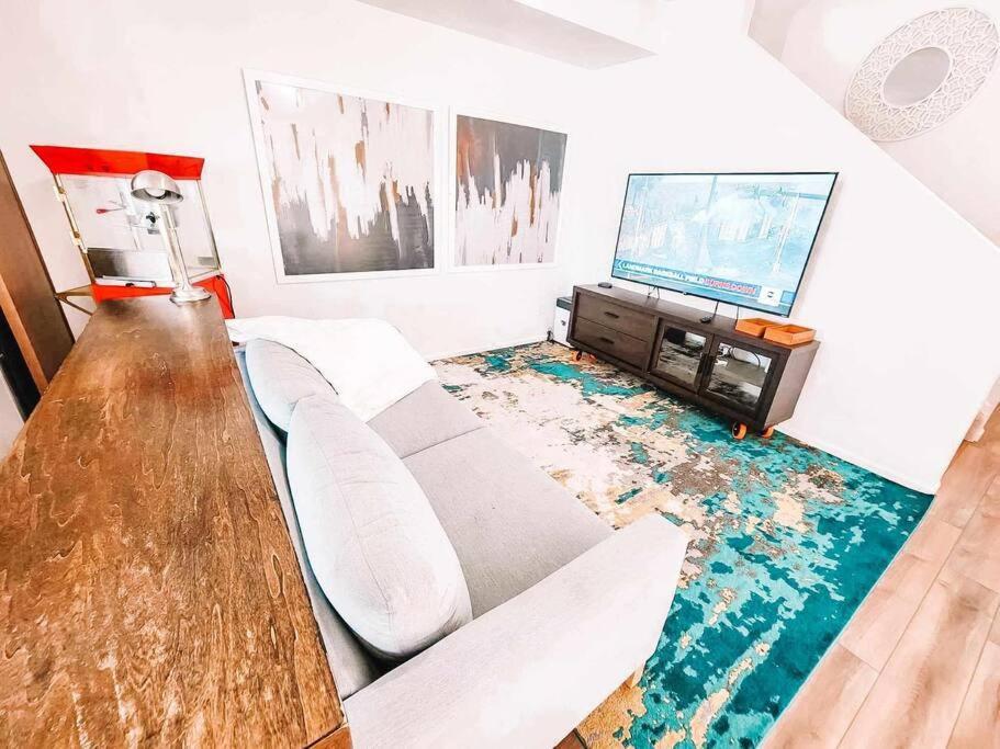 Pet Friendly New Townhome Near Everything!