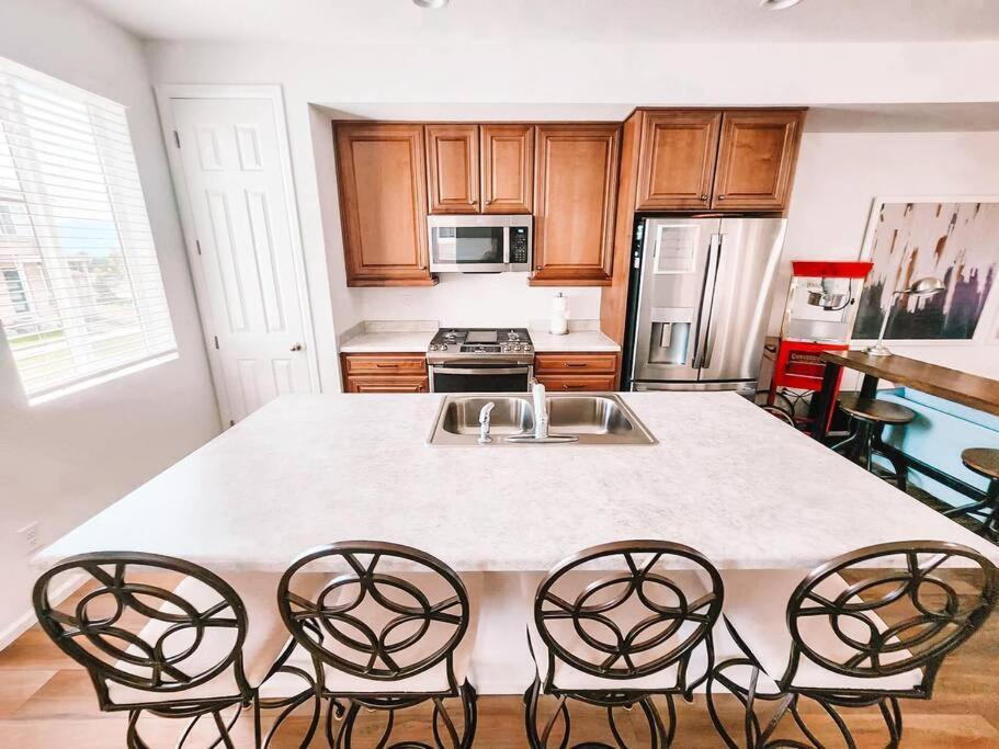 Villa Pet Friendly New Townhome Near Everything! *