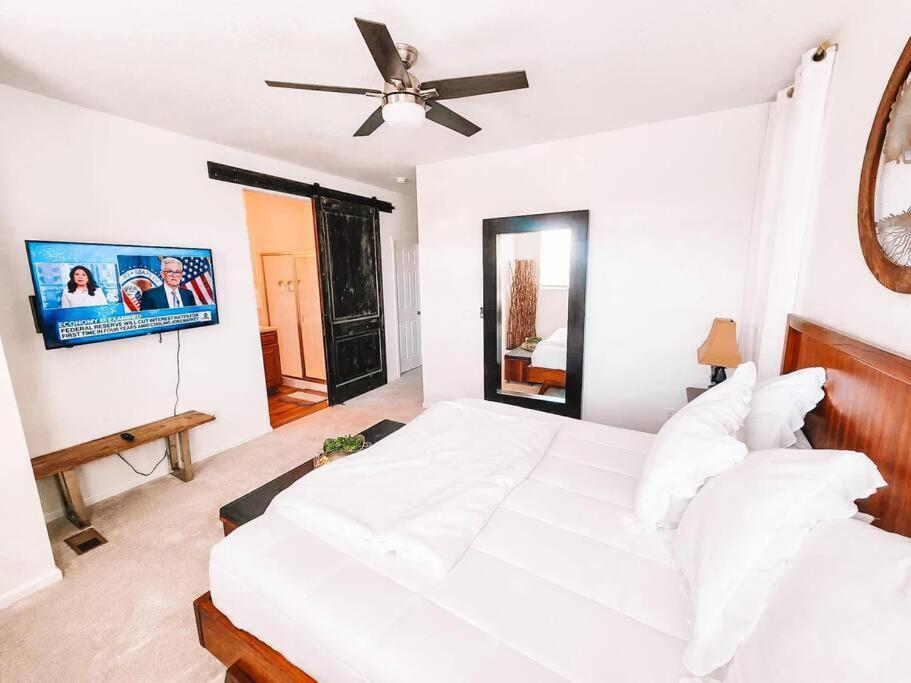 Pet Friendly New Townhome Near Everything! Villa