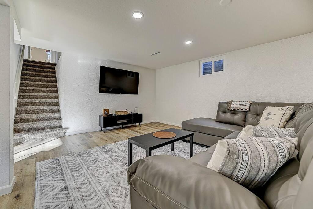 Large Pet-friendly Sleeps 10 Near Palmer Park Villa *