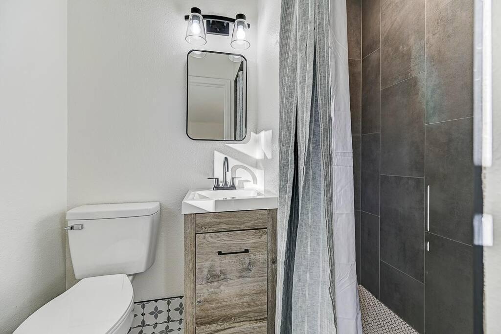 Large Pet-friendly Sleeps 10 Near Palmer Park *