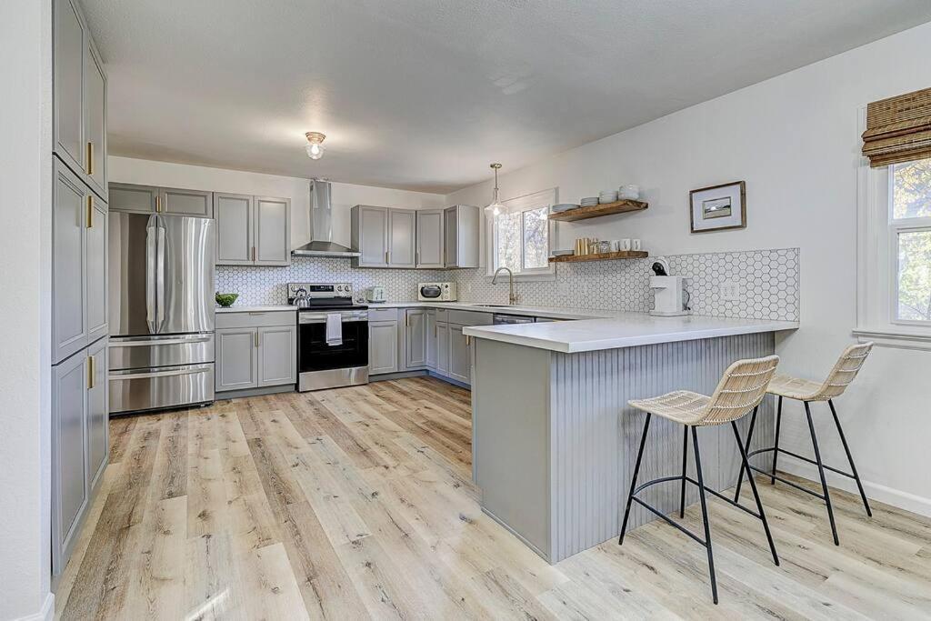 Large Pet-friendly Sleeps 10 Near Palmer Park *