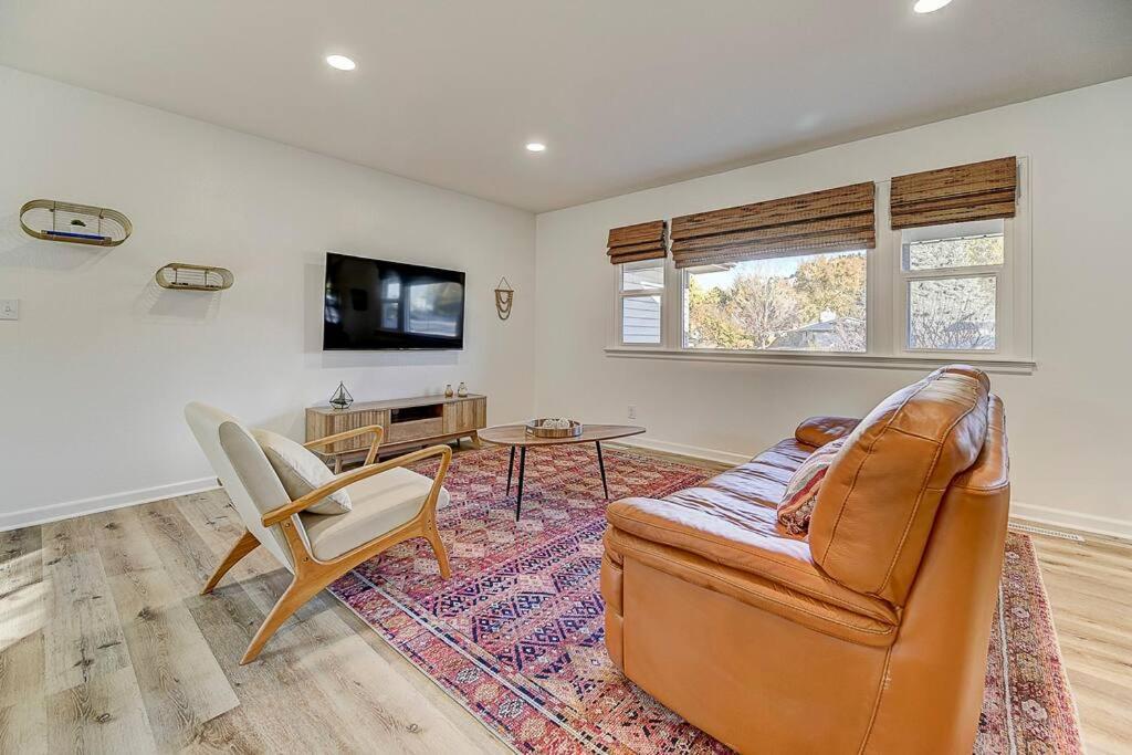 Large Pet-friendly Sleeps 10 Near Palmer Park Colorado Springs