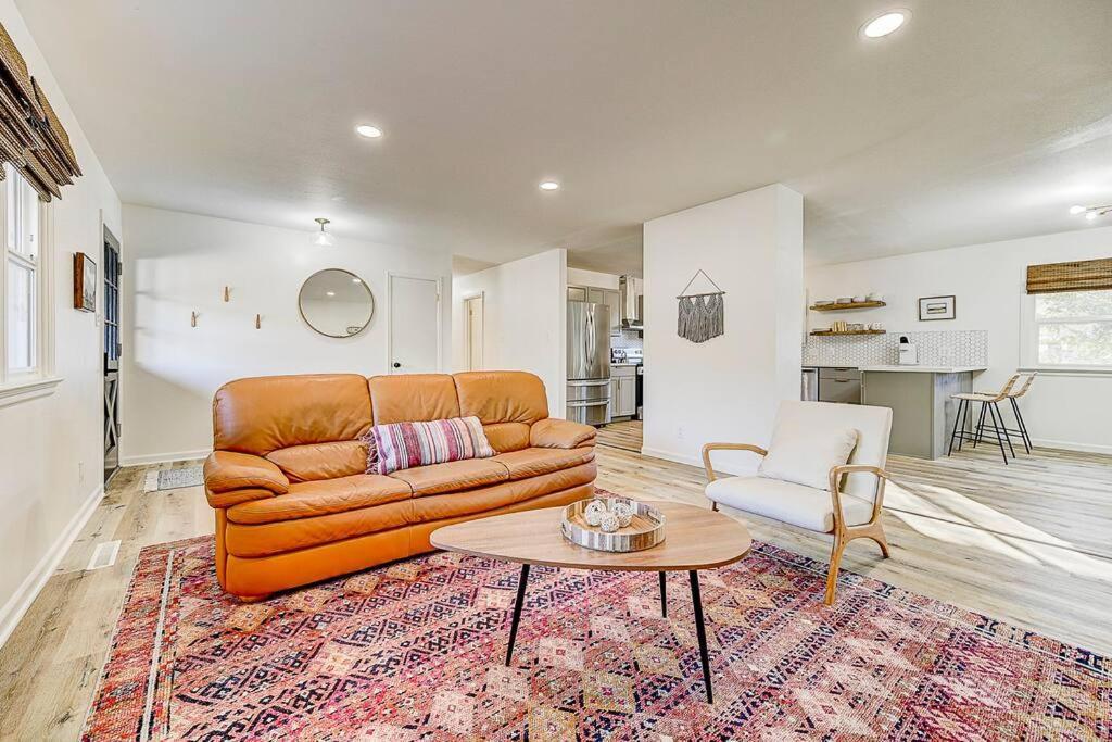 Large Pet-friendly Sleeps 10 Near Palmer Park Villa