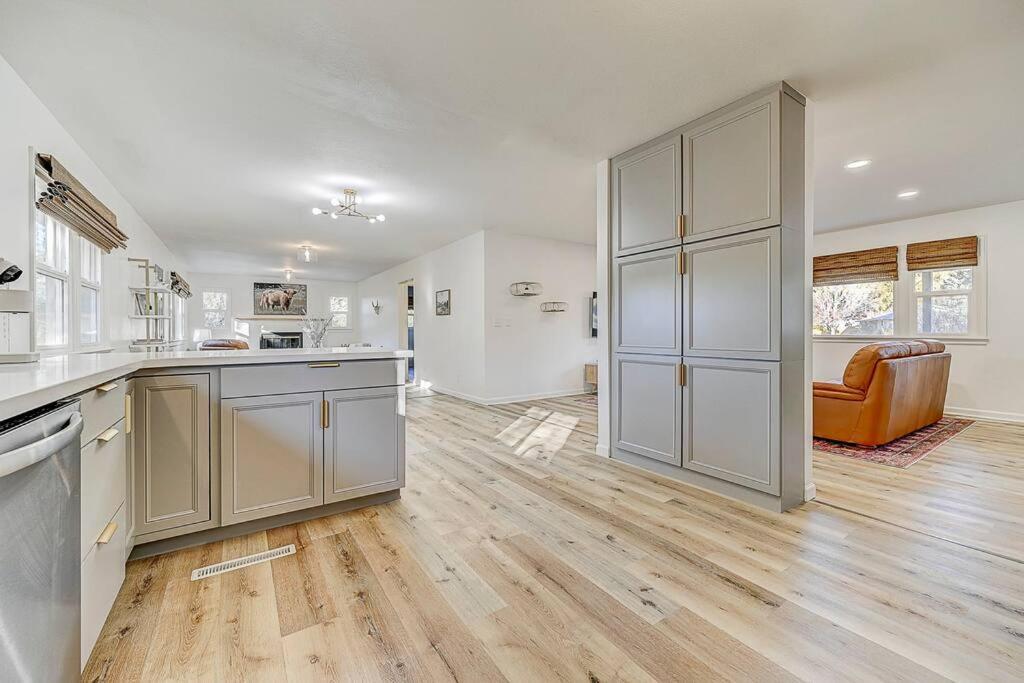 Large Pet-friendly Sleeps 10 Near Palmer Park *