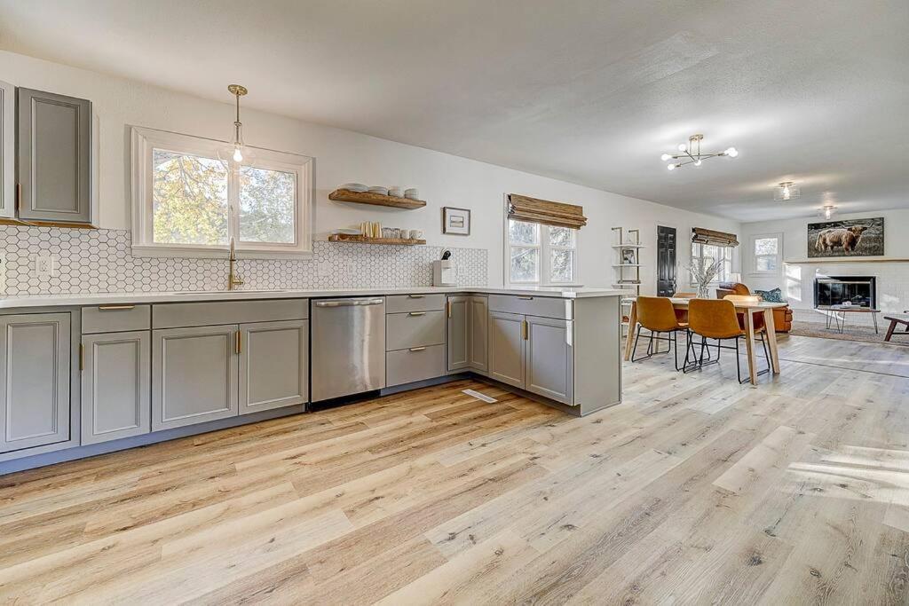 Large Pet-friendly Sleeps 10 Near Palmer Park Colorado Springs
