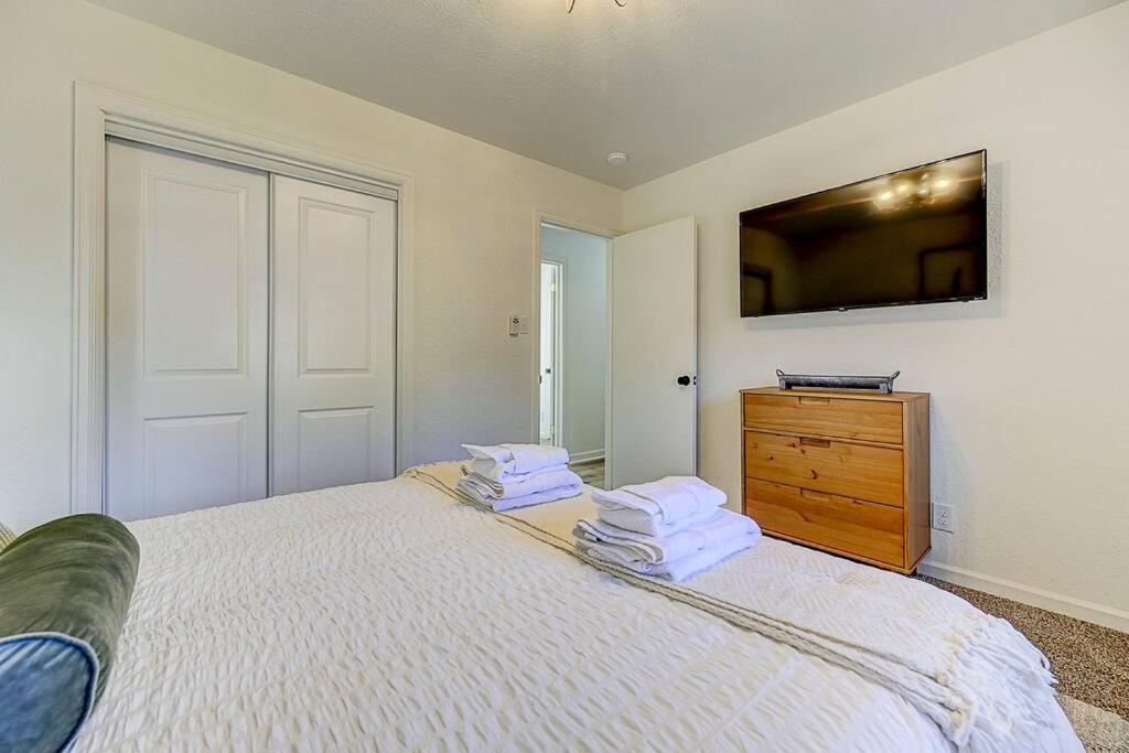 Large Pet-friendly Sleeps 10 Near Palmer Park * Colorado Springs