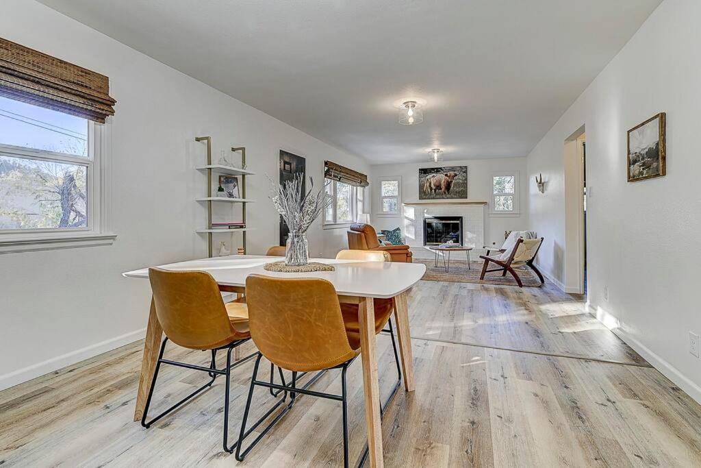 Large Pet-friendly Sleeps 10 Near Palmer Park