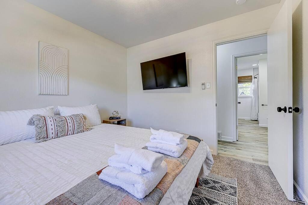Large Pet-friendly Sleeps 10 Near Palmer Park Villa