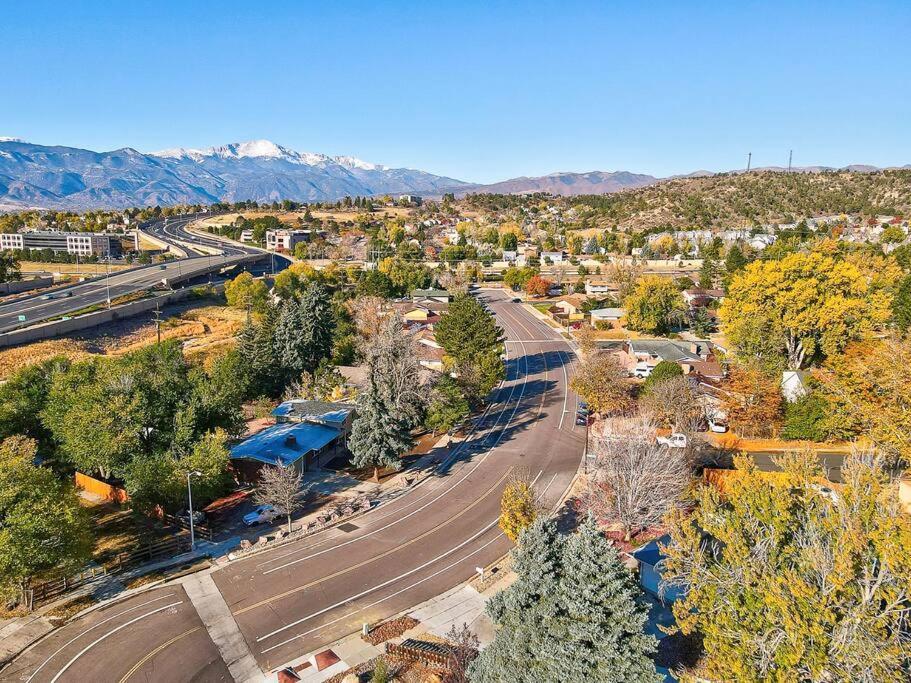 Large Pet-friendly Sleeps 10 Near Palmer Park Villa