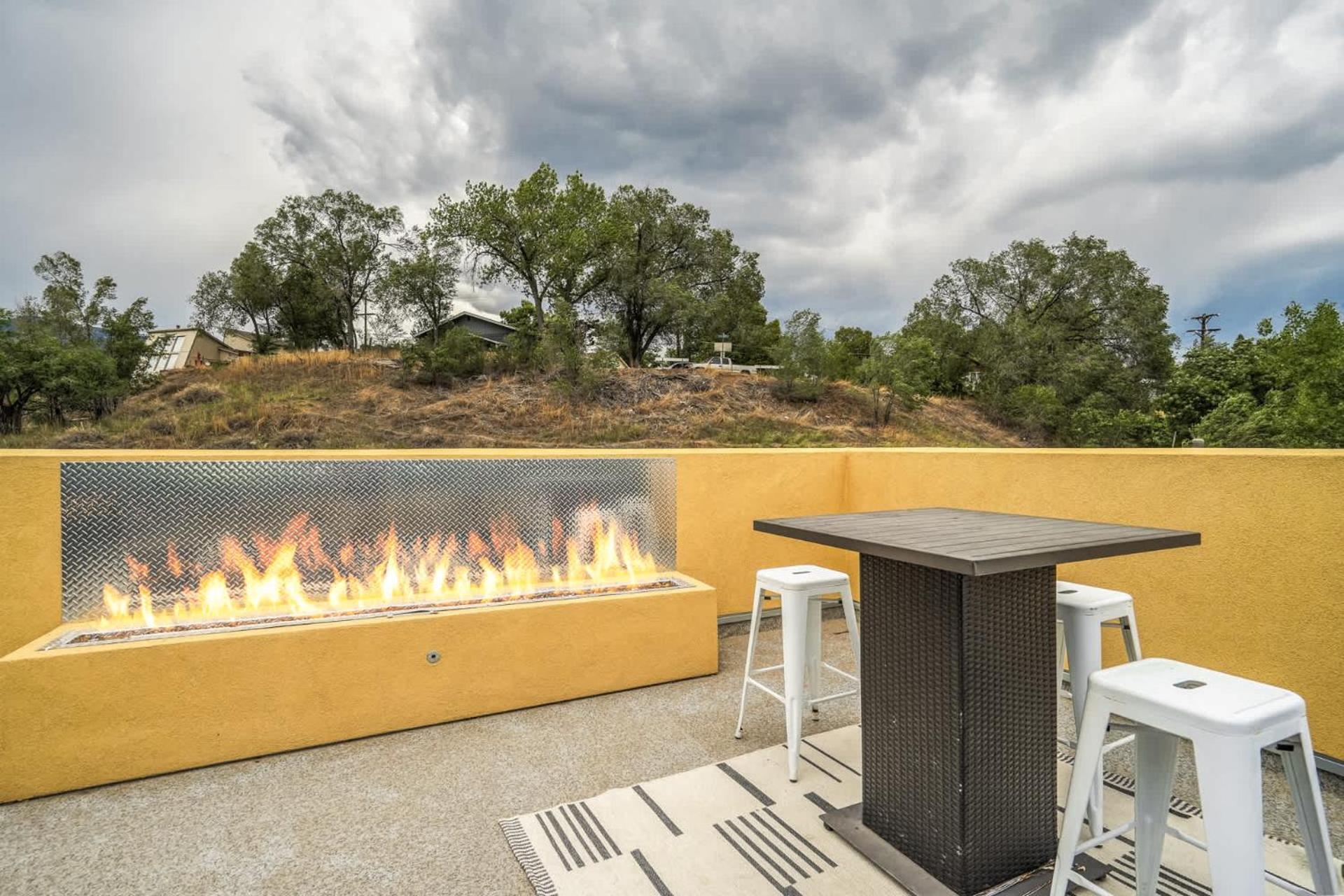 The Chestnut Downtown Rooftop Deck W Firepit Holiday home