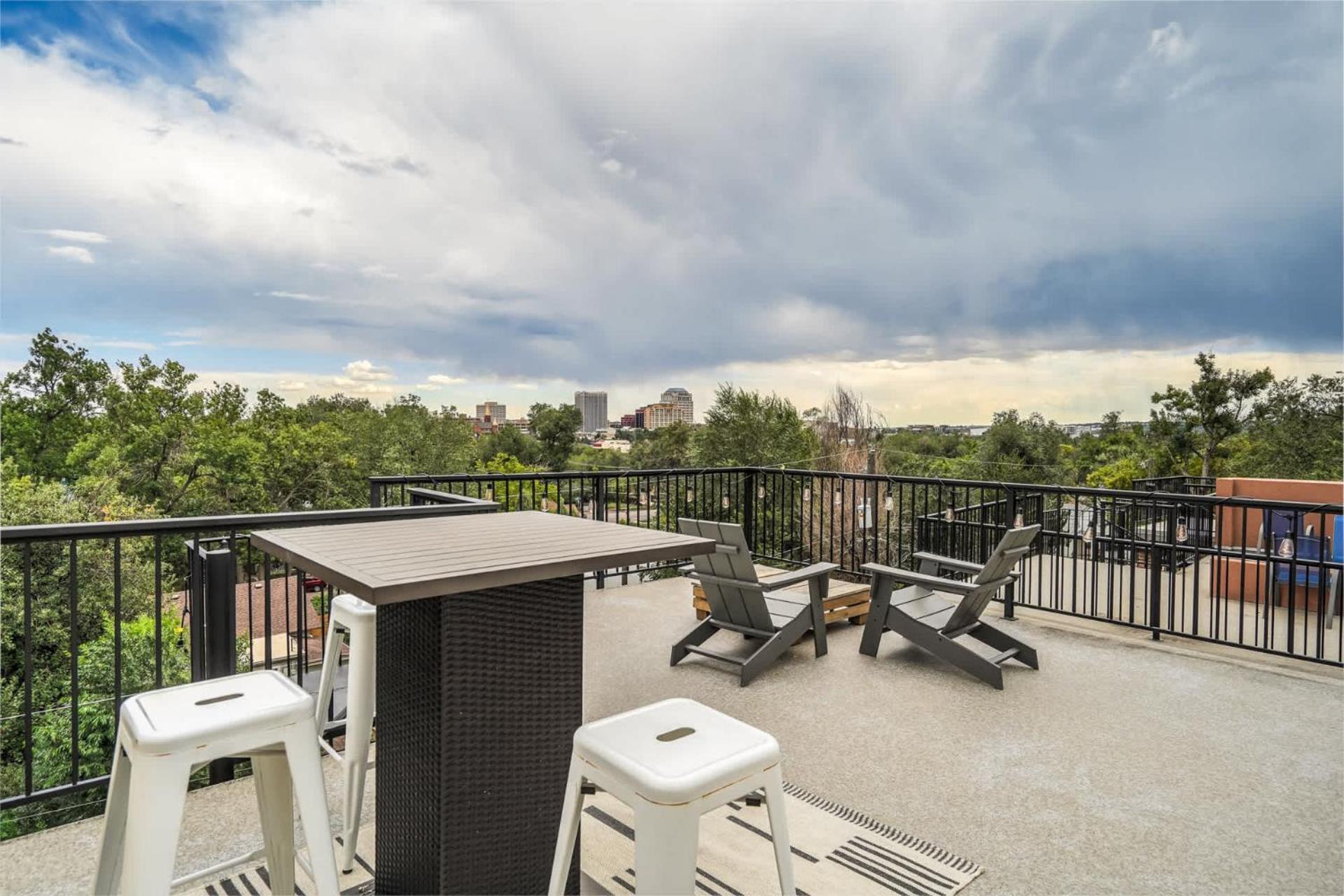 The Chestnut Downtown Rooftop Deck W Firepit Holiday home