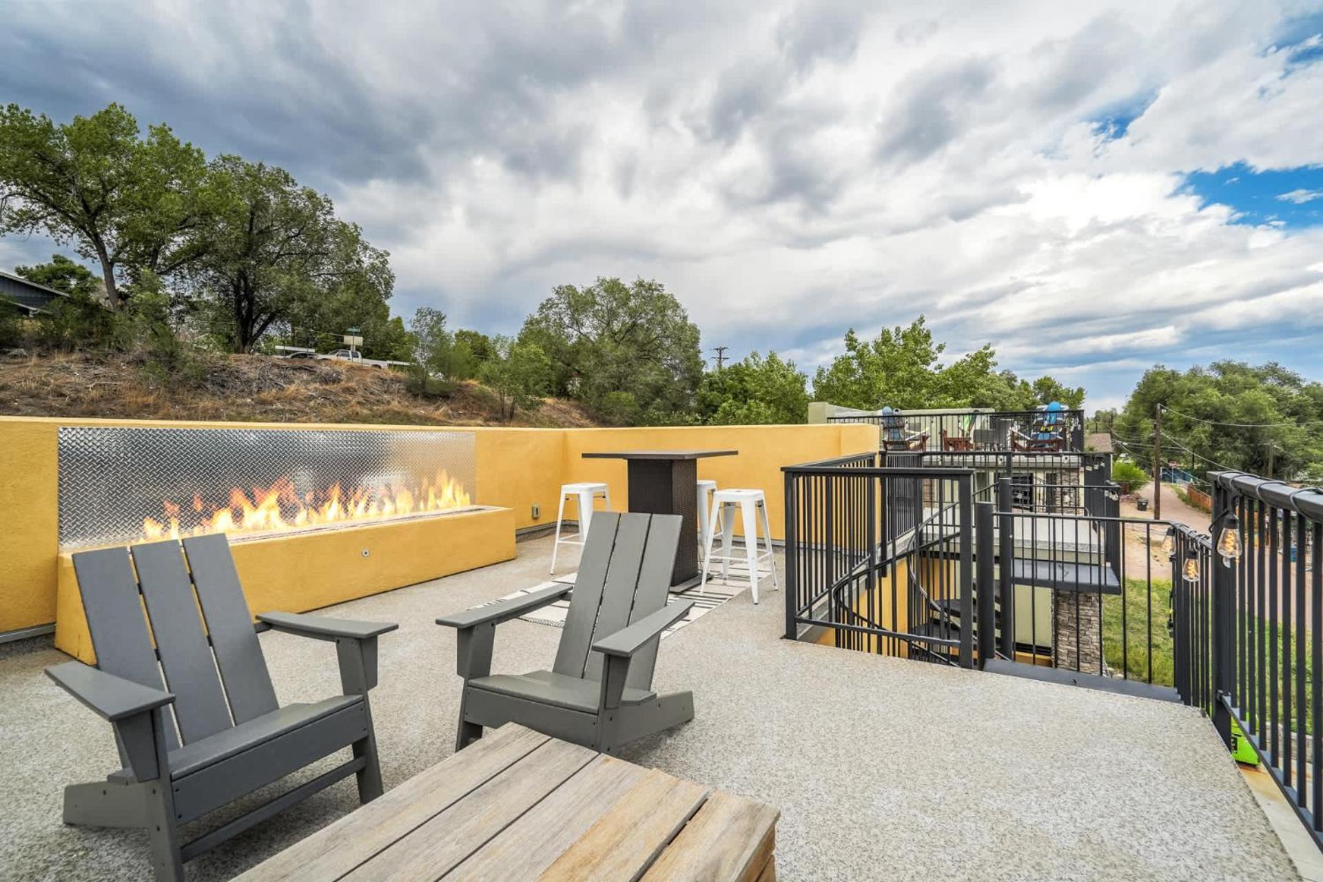 The Chestnut Downtown Rooftop Deck W Firepit Holiday home *