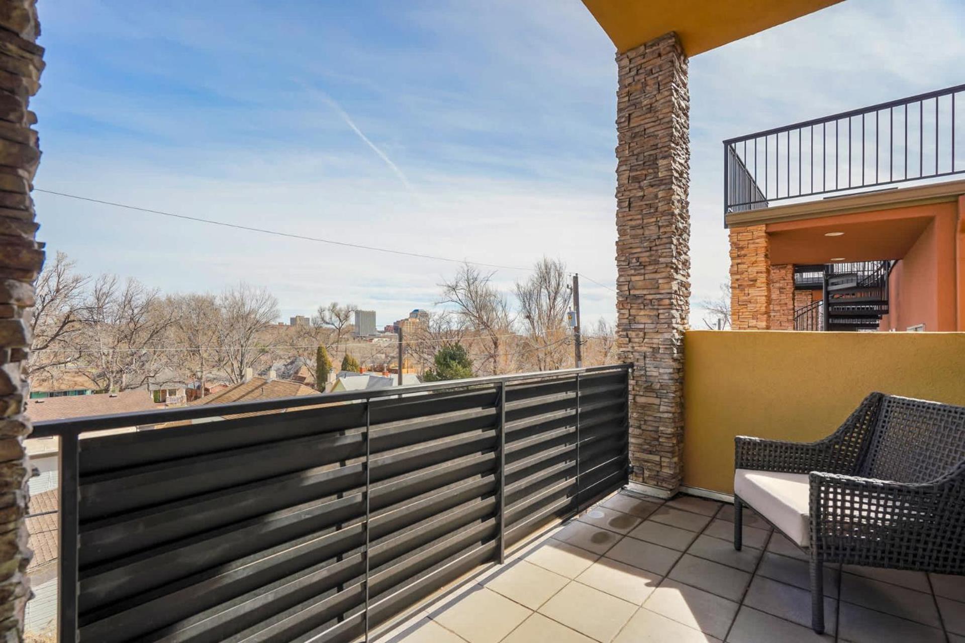 The Chestnut Downtown Rooftop Deck W Firepit Holiday home Colorado Springs