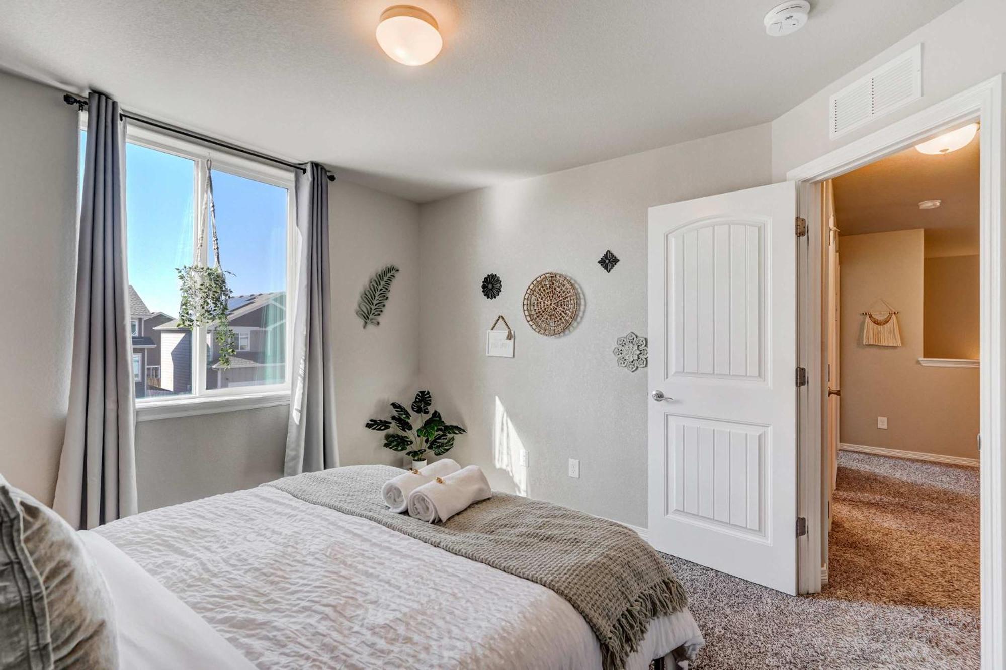 Modern 4-bed Retreat With Fire Pit - Near Downtown & Airport Holiday home
