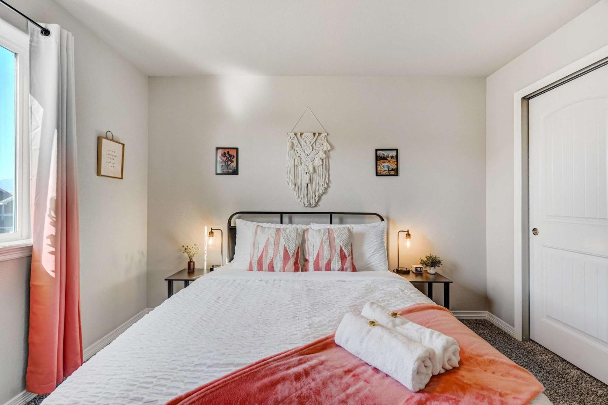 Holiday home Modern 4-bed Retreat With Fire Pit - Near Downtown & Airport