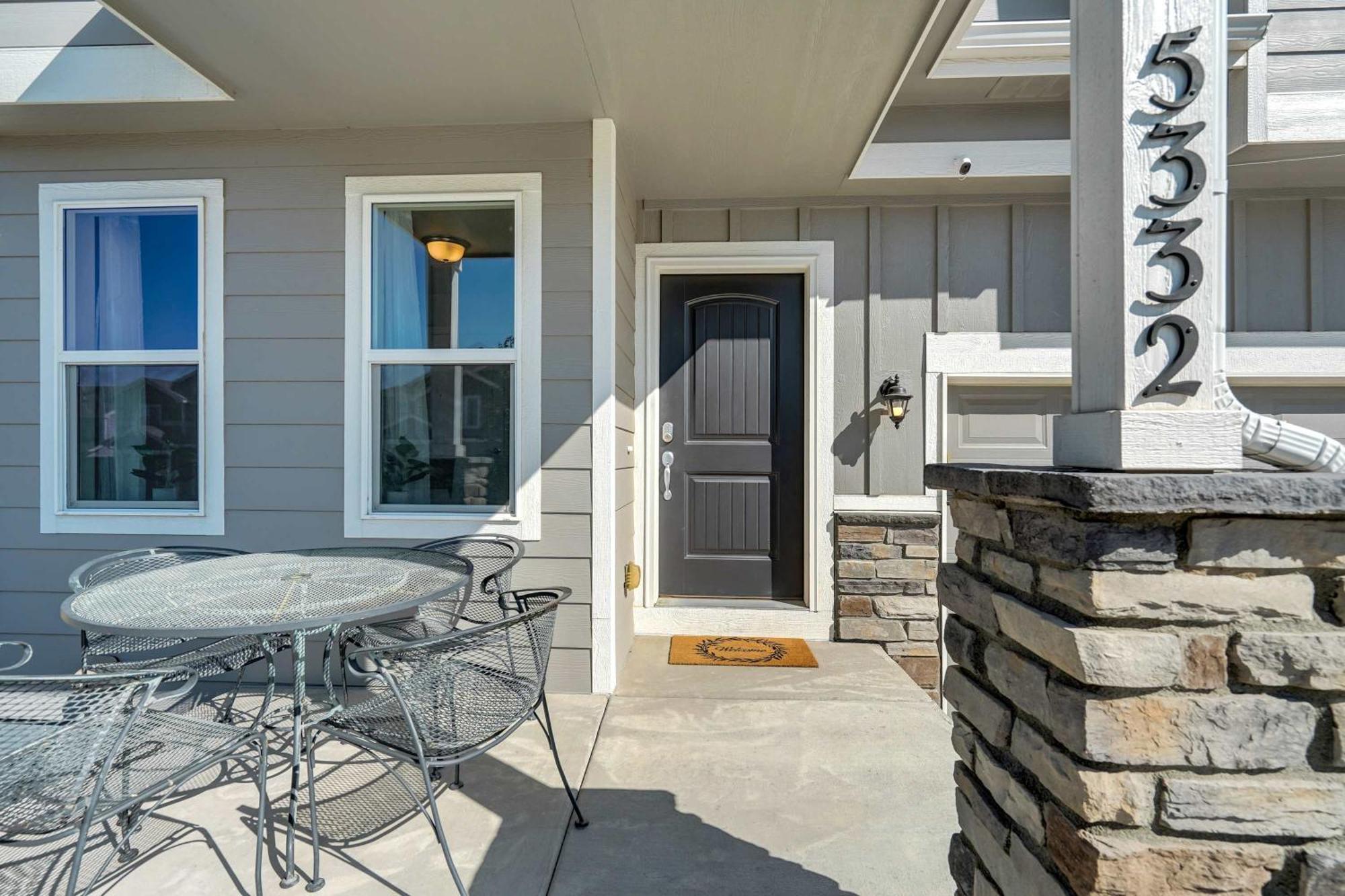 Modern 4-bed Retreat With Fire Pit - Near Downtown & Airport Holiday home *