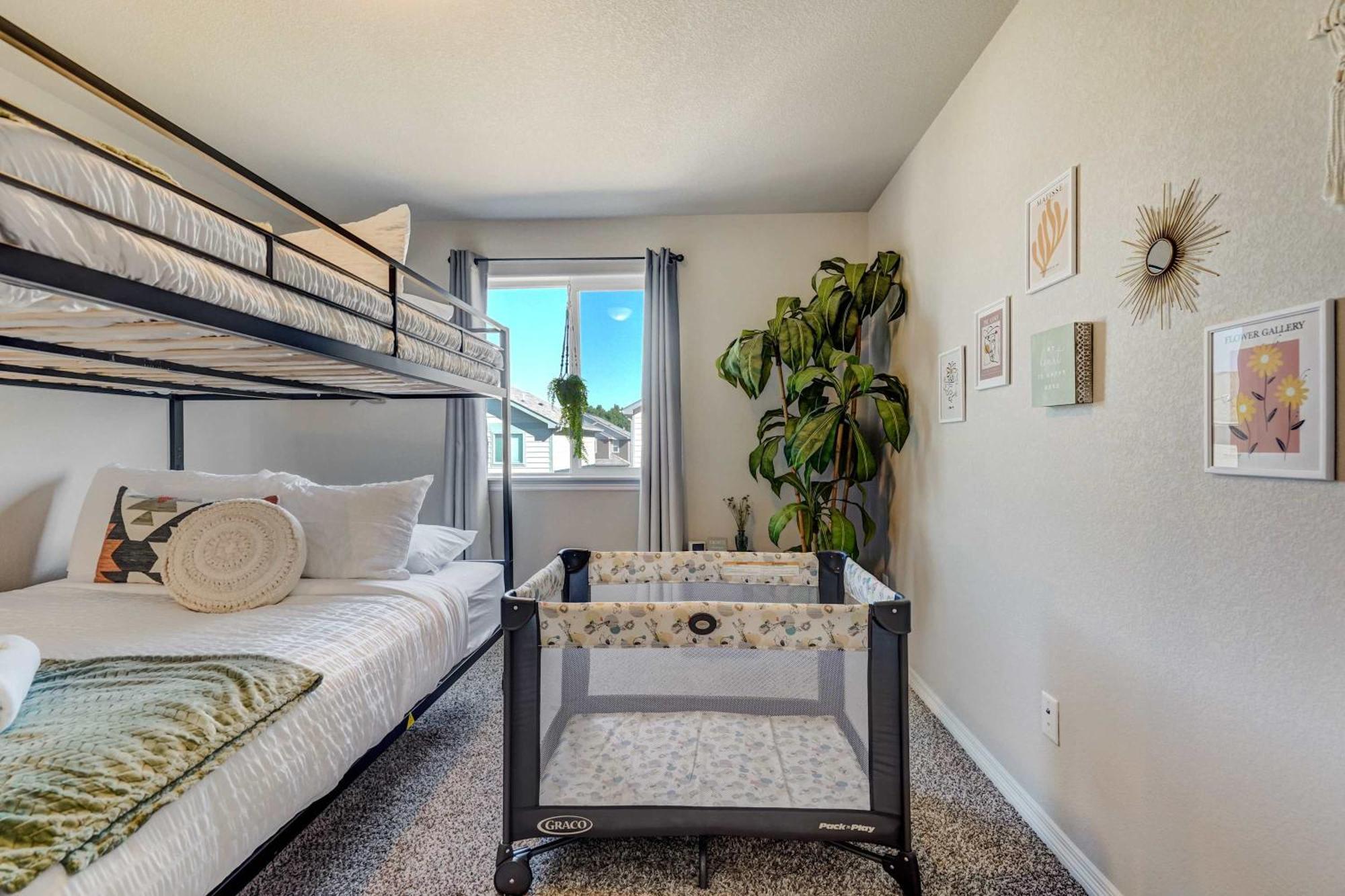 Holiday home Modern 4-bed Retreat With Fire Pit - Near Downtown & Airport *