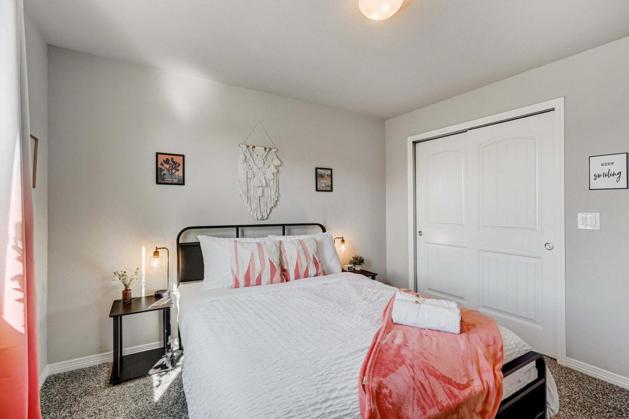 Modern 4-bed Retreat With Fire Pit - Near Downtown & Airport *