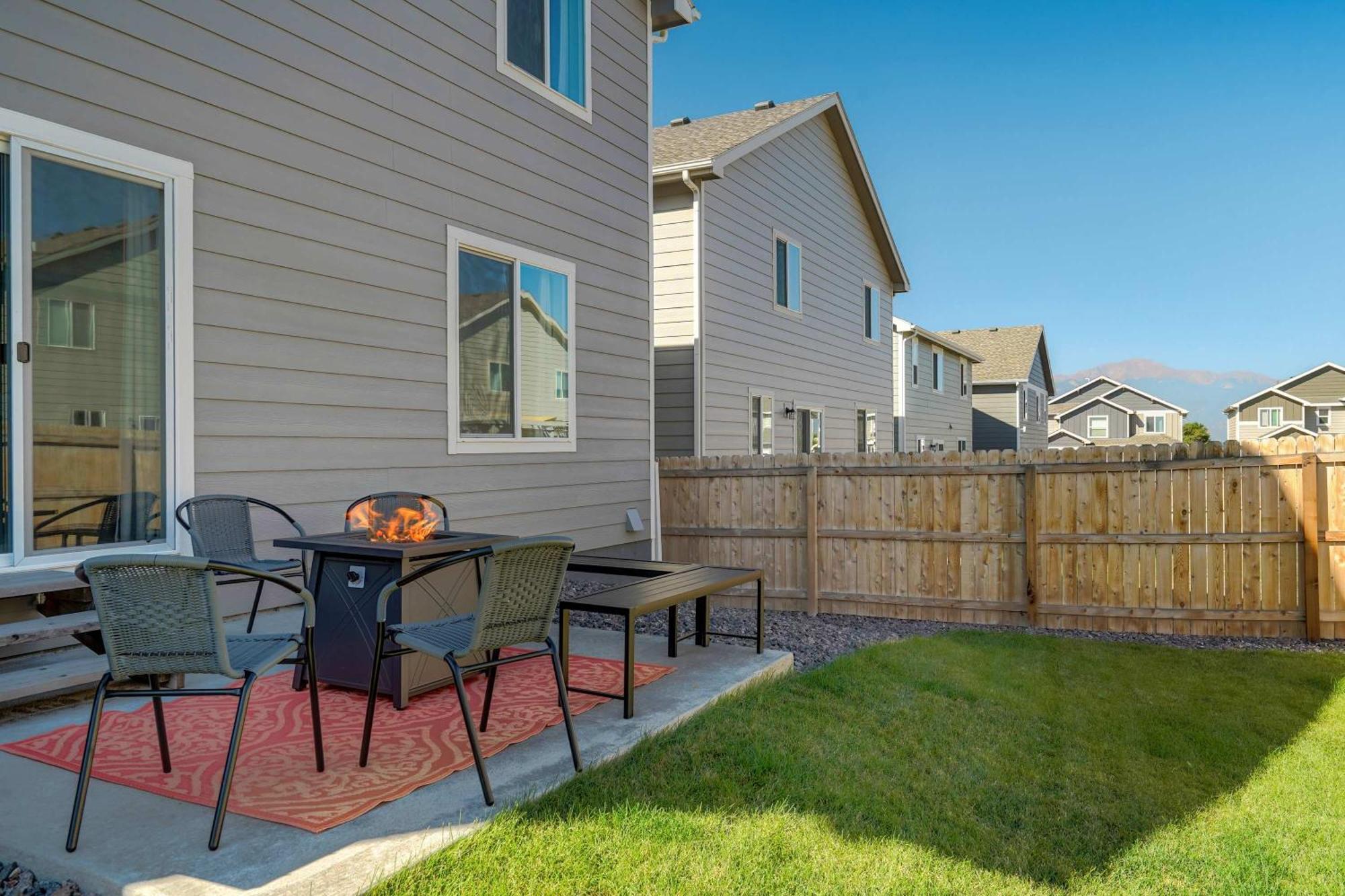 Modern 4-bed Retreat With Fire Pit - Near Downtown & Airport