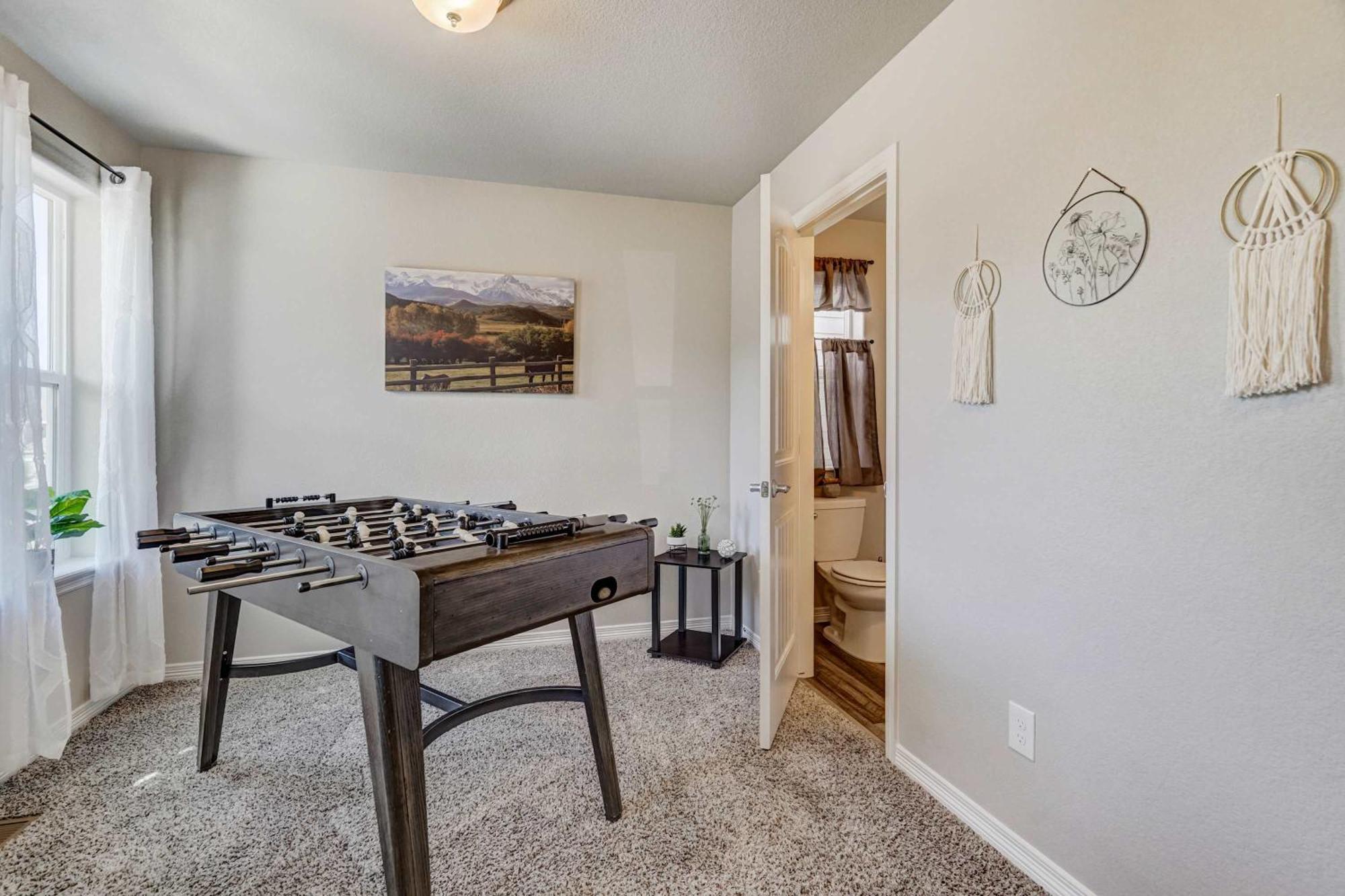 Modern 4-bed Retreat With Fire Pit - Near Downtown & Airport Holiday home