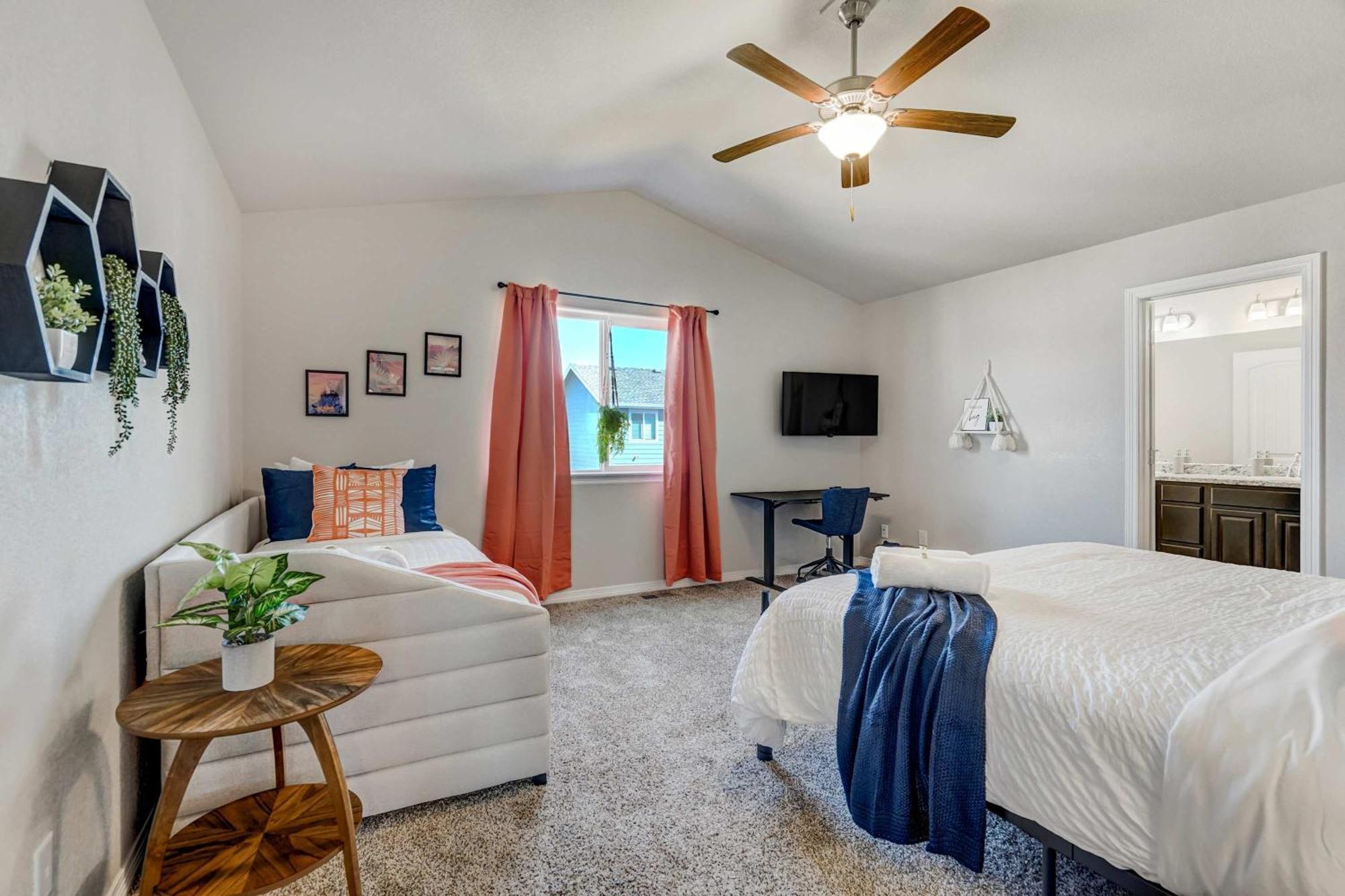 Holiday home Modern 4-bed Retreat With Fire Pit - Near Downtown & Airport