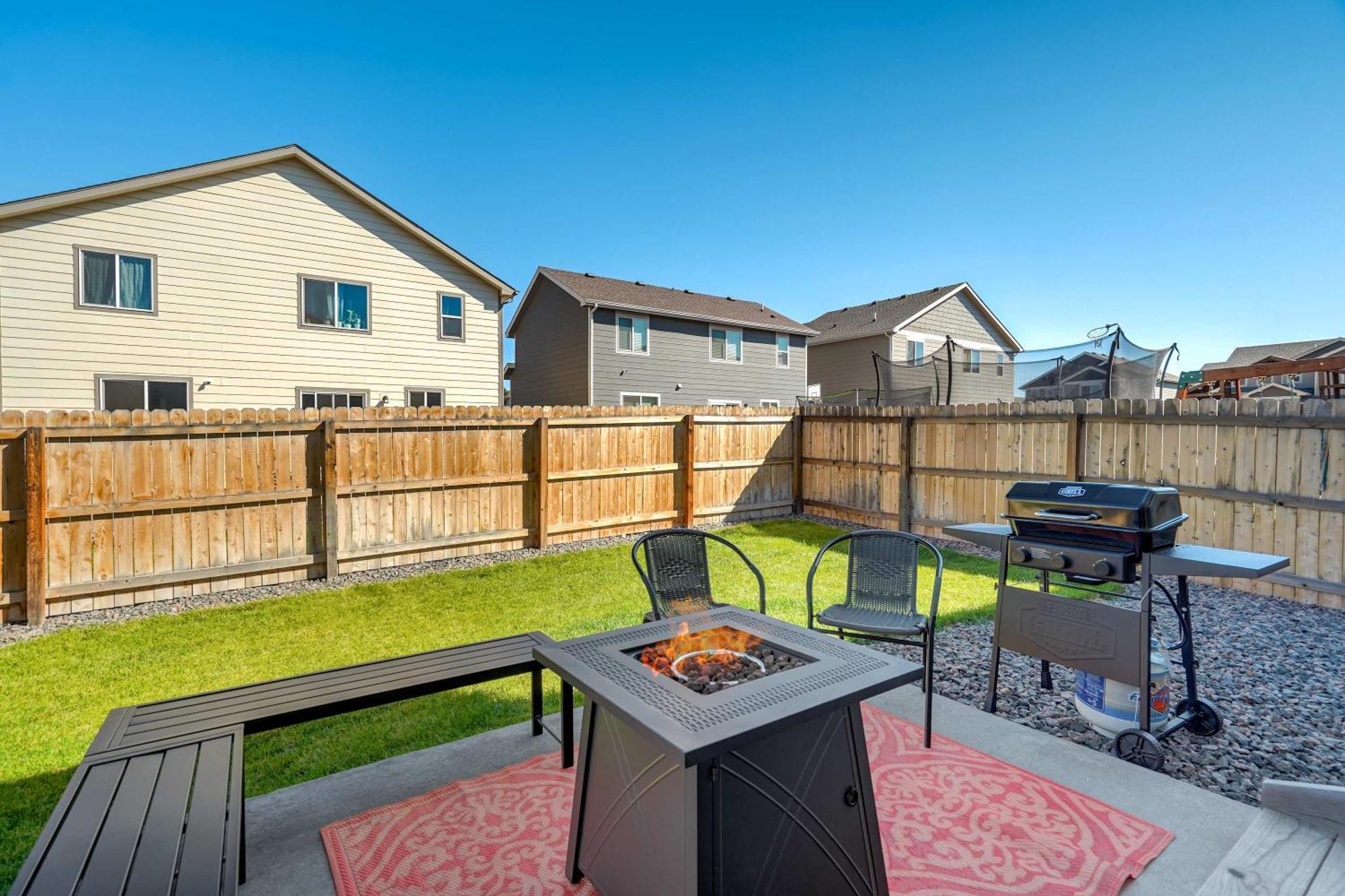 Modern 4-bed Retreat With Fire Pit - Near Downtown & Airport Holiday home *