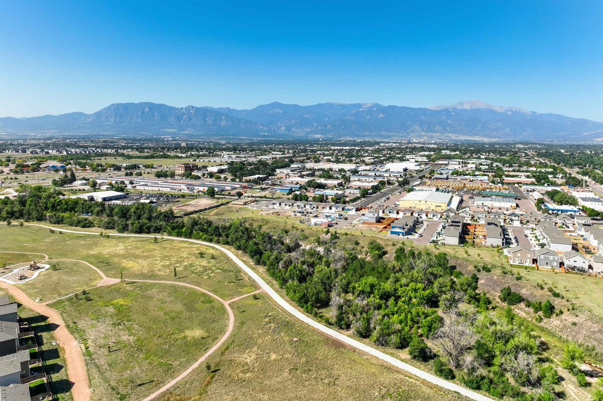 Modern 4-bed Retreat With Fire Pit - Near Downtown & Airport Holiday home Colorado Springs
