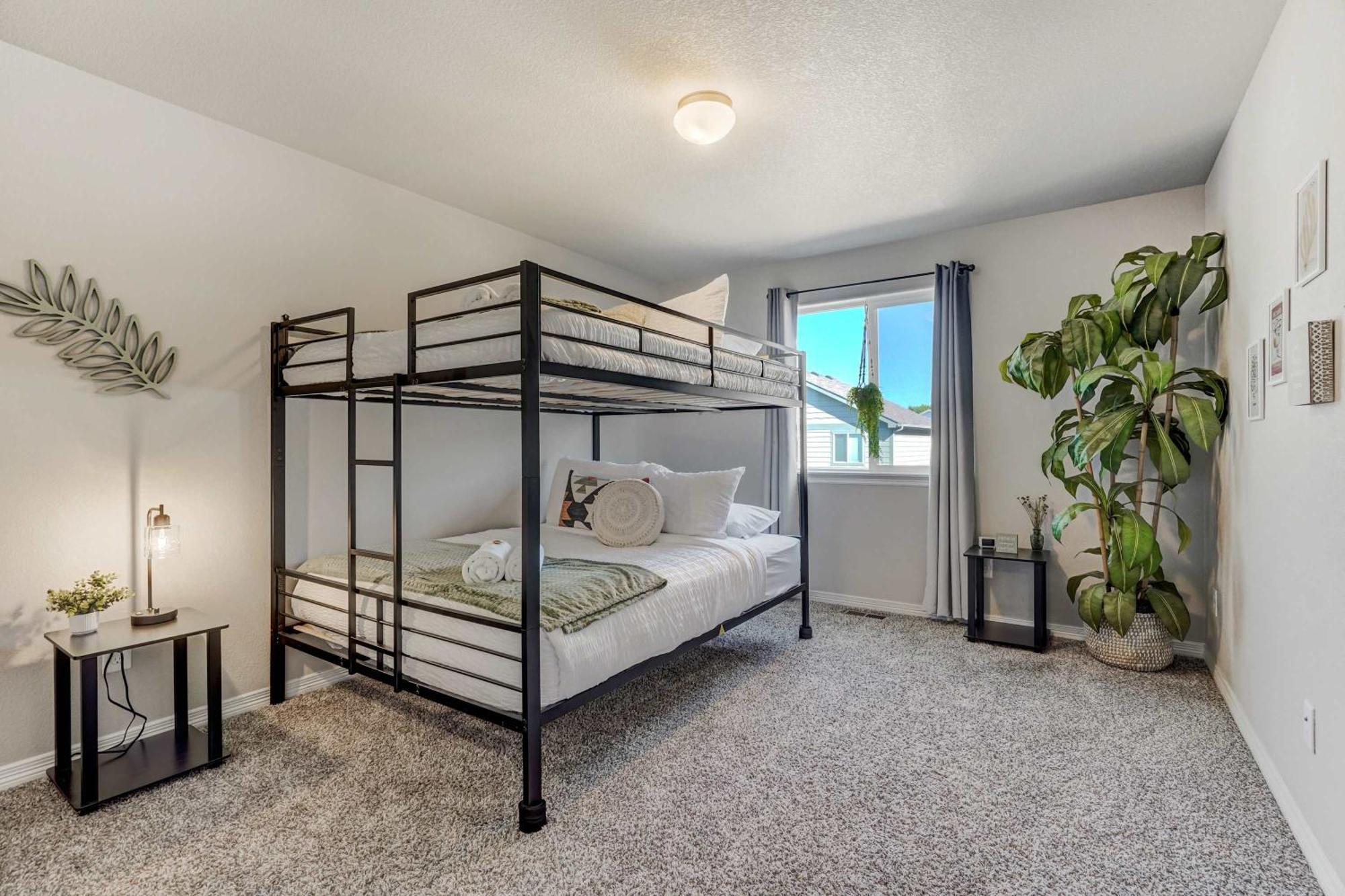 Modern 4-bed Retreat With Fire Pit - Near Downtown & Airport *