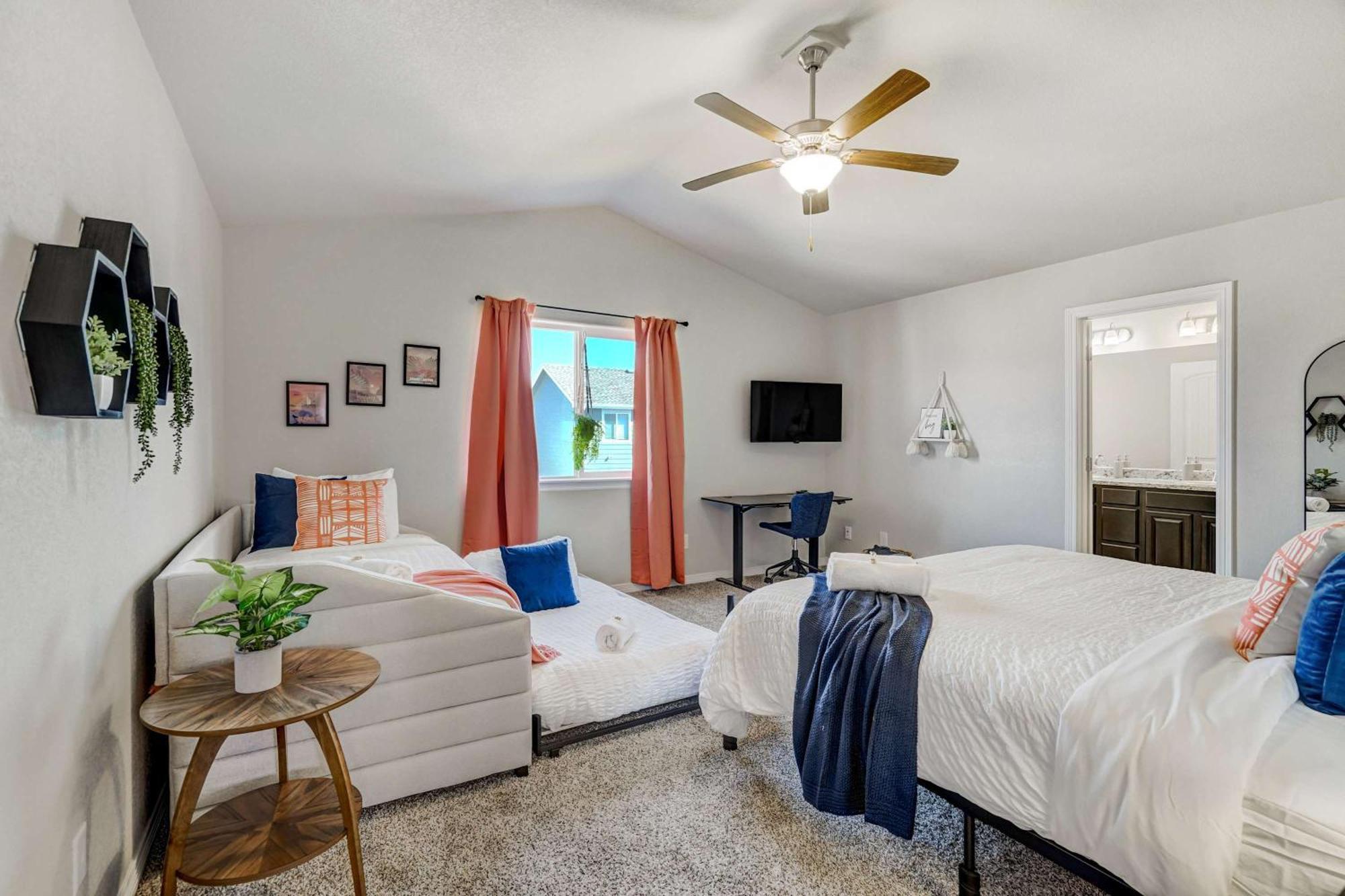 Modern 4-bed Retreat With Fire Pit - Near Downtown & Airport Colorado Springs