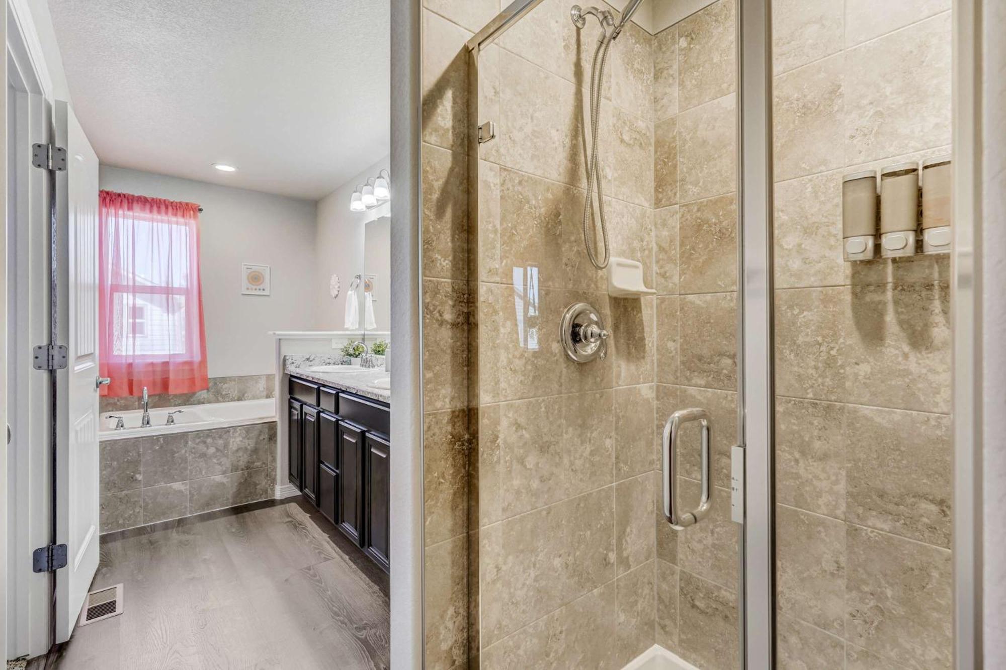 Modern 4-bed Retreat With Fire Pit - Near Downtown & Airport Holiday home