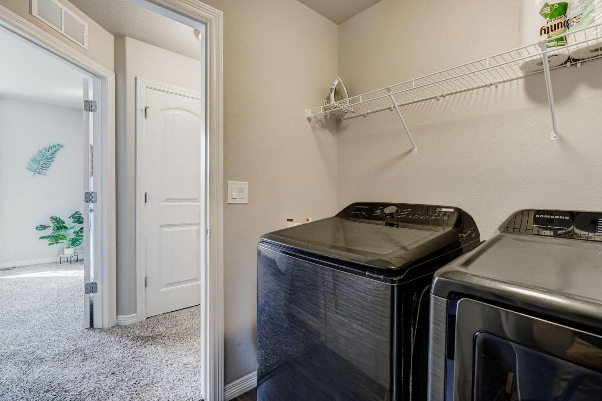 Holiday home Modern 4-bed Retreat With Fire Pit - Near Downtown & Airport