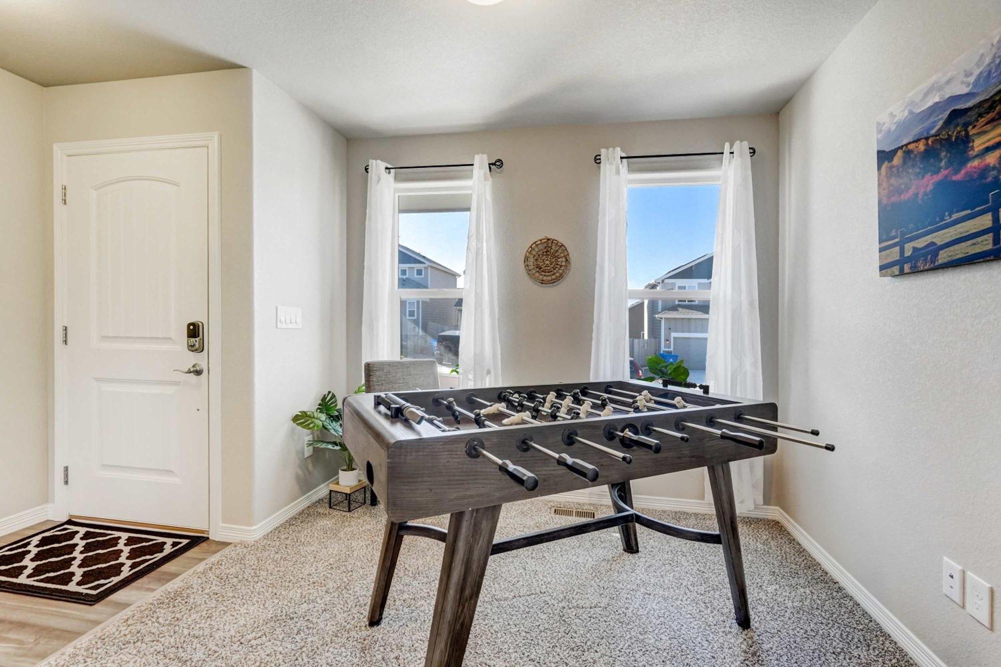 Modern 4-bed Retreat With Fire Pit - Near Downtown & Airport Holiday home *