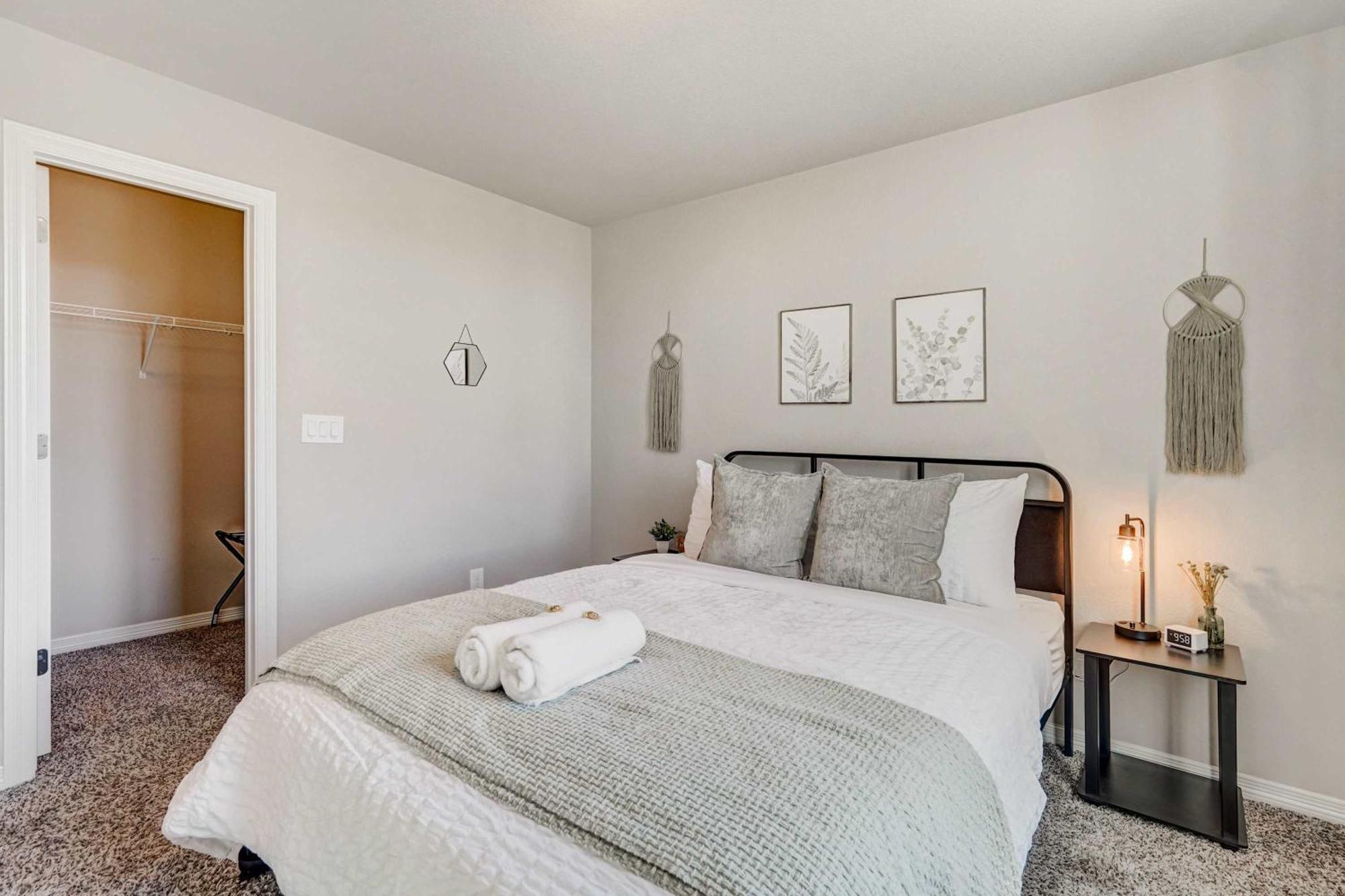Holiday home Modern 4-bed Retreat With Fire Pit - Near Downtown & Airport *