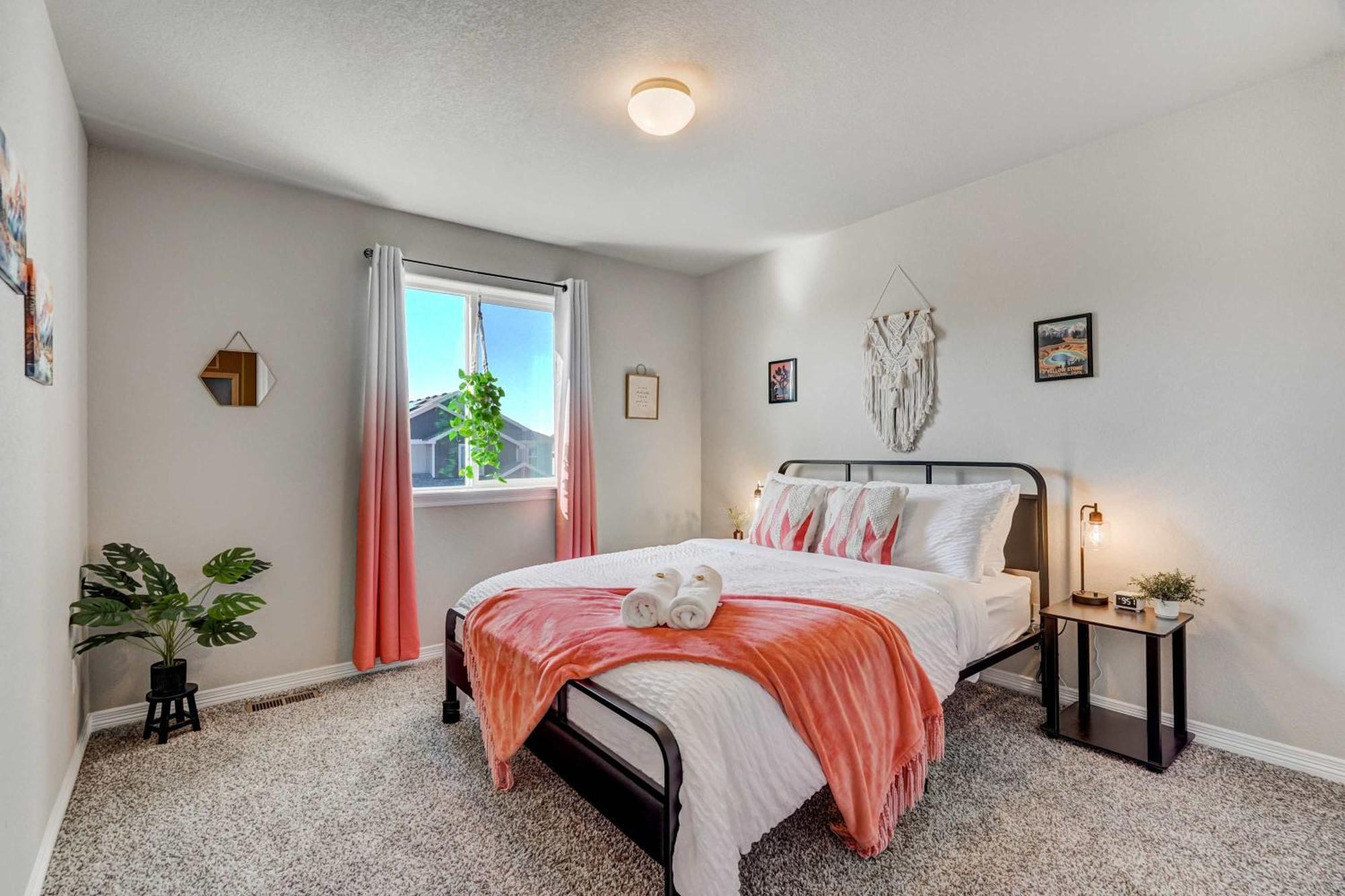 Modern 4-bed Retreat With Fire Pit - Near Downtown & Airport *