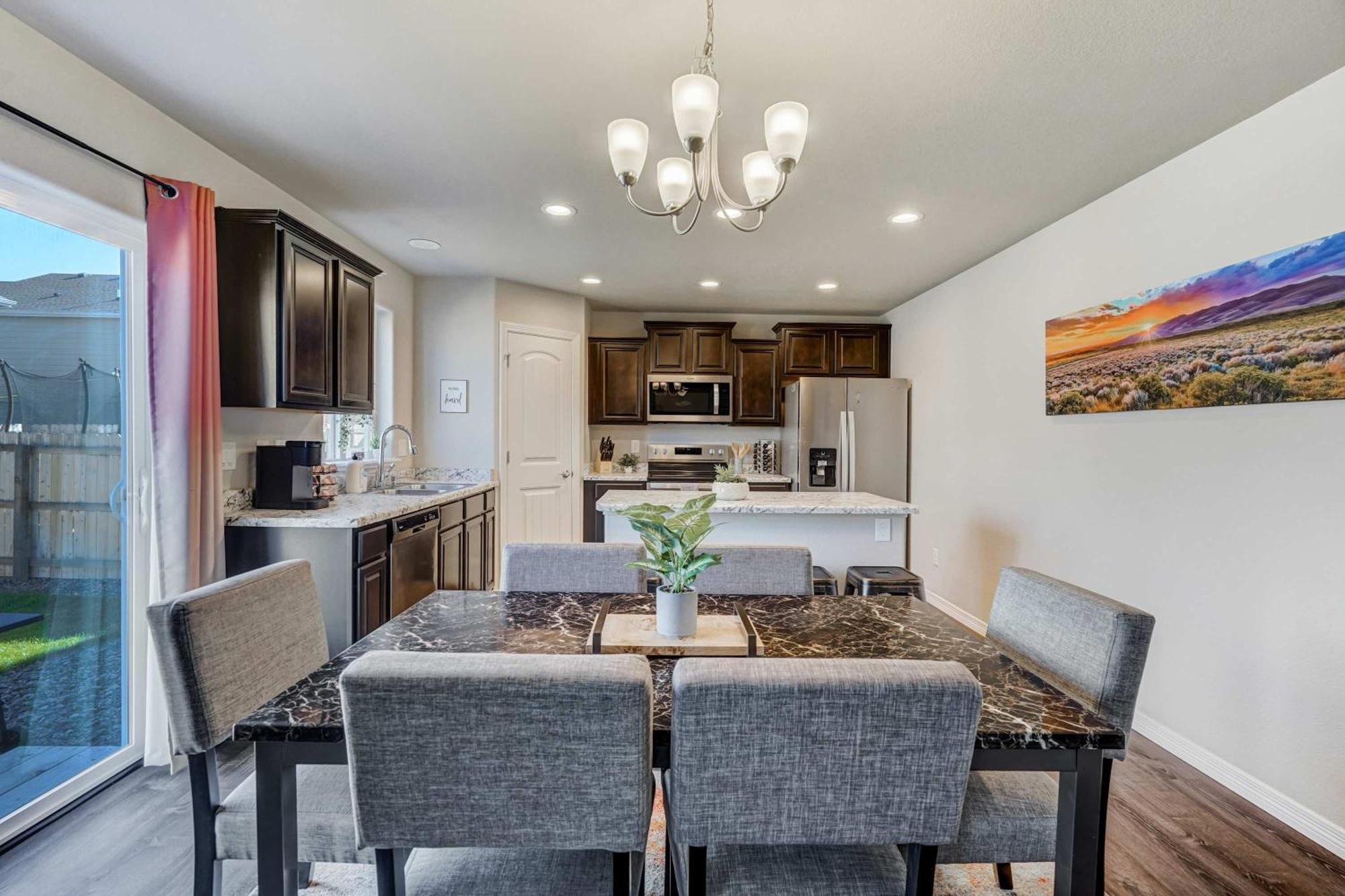 Modern 4-bed Retreat With Fire Pit - Near Downtown & Airport Holiday home