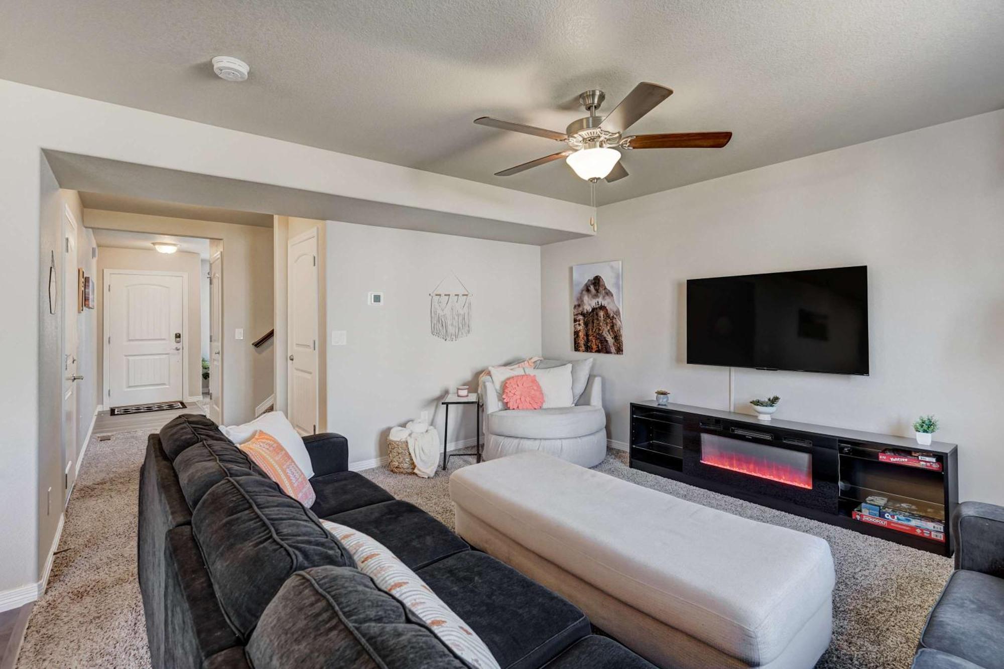 Holiday home Modern 4-bed Retreat With Fire Pit - Near Downtown & Airport