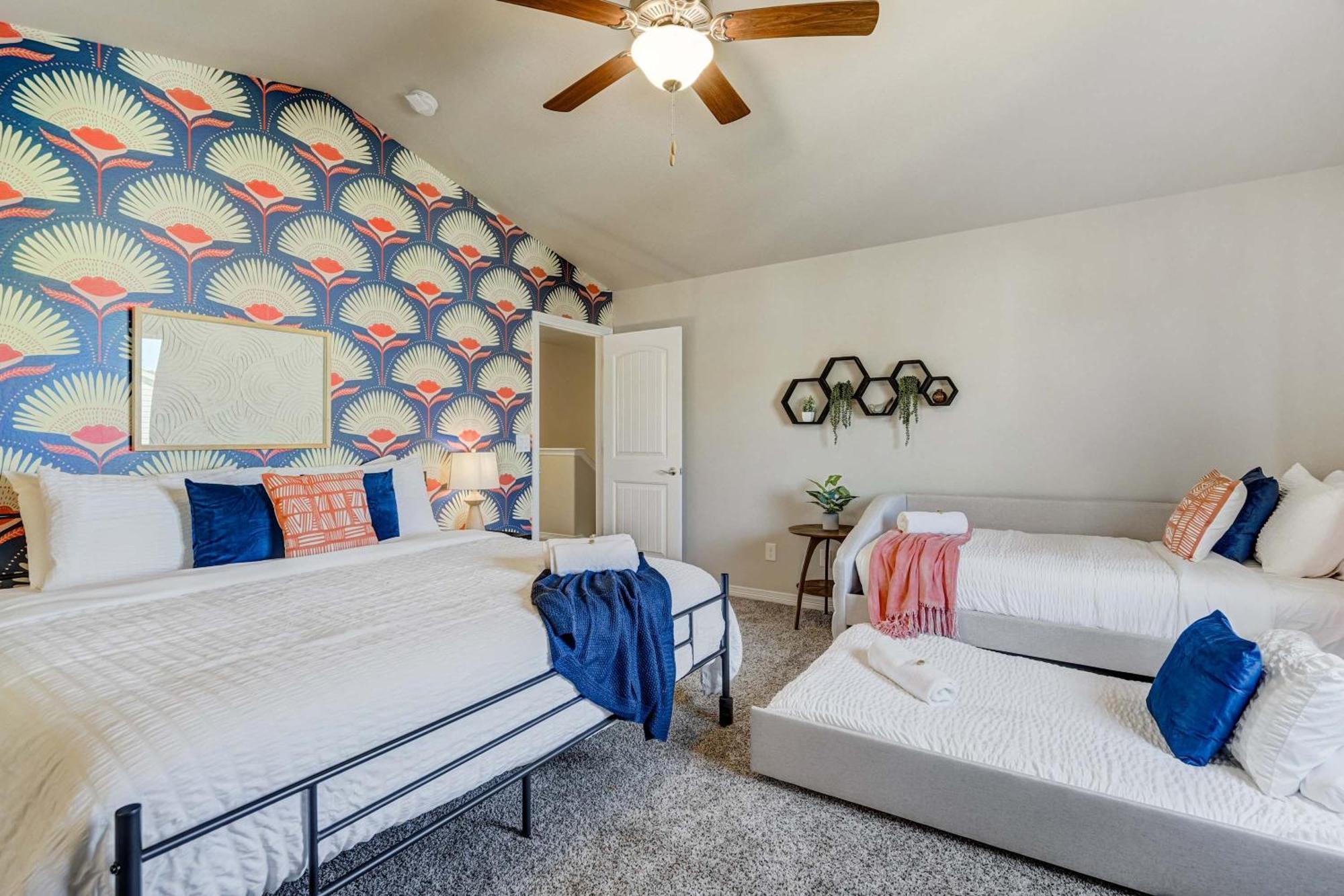 Modern 4-bed Retreat With Fire Pit - Near Downtown & Airport Holiday home *