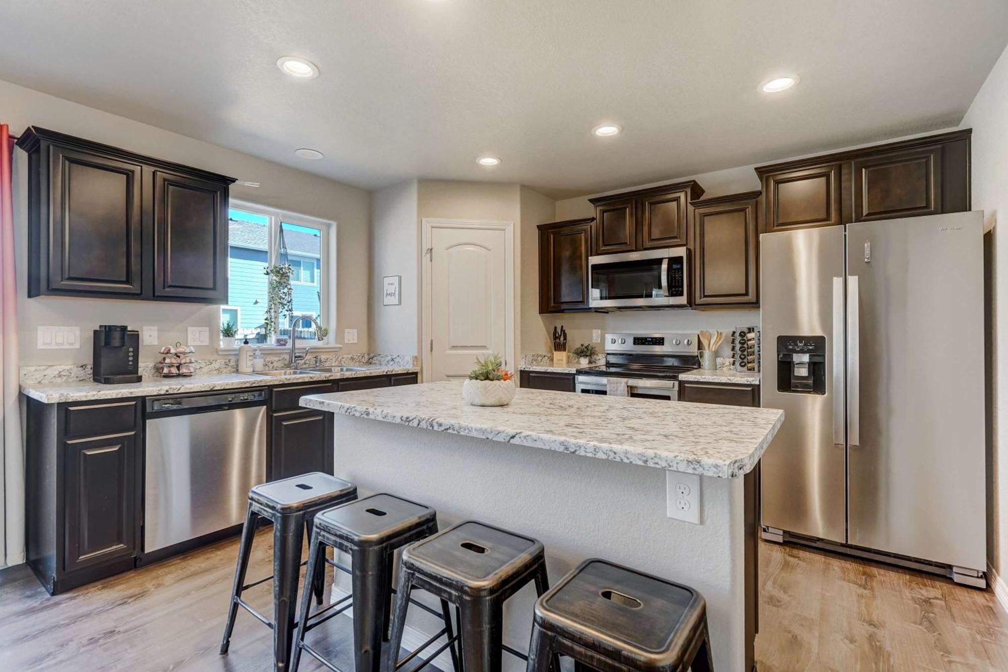 Holiday home Modern 4-bed Retreat With Fire Pit - Near Downtown & Airport *