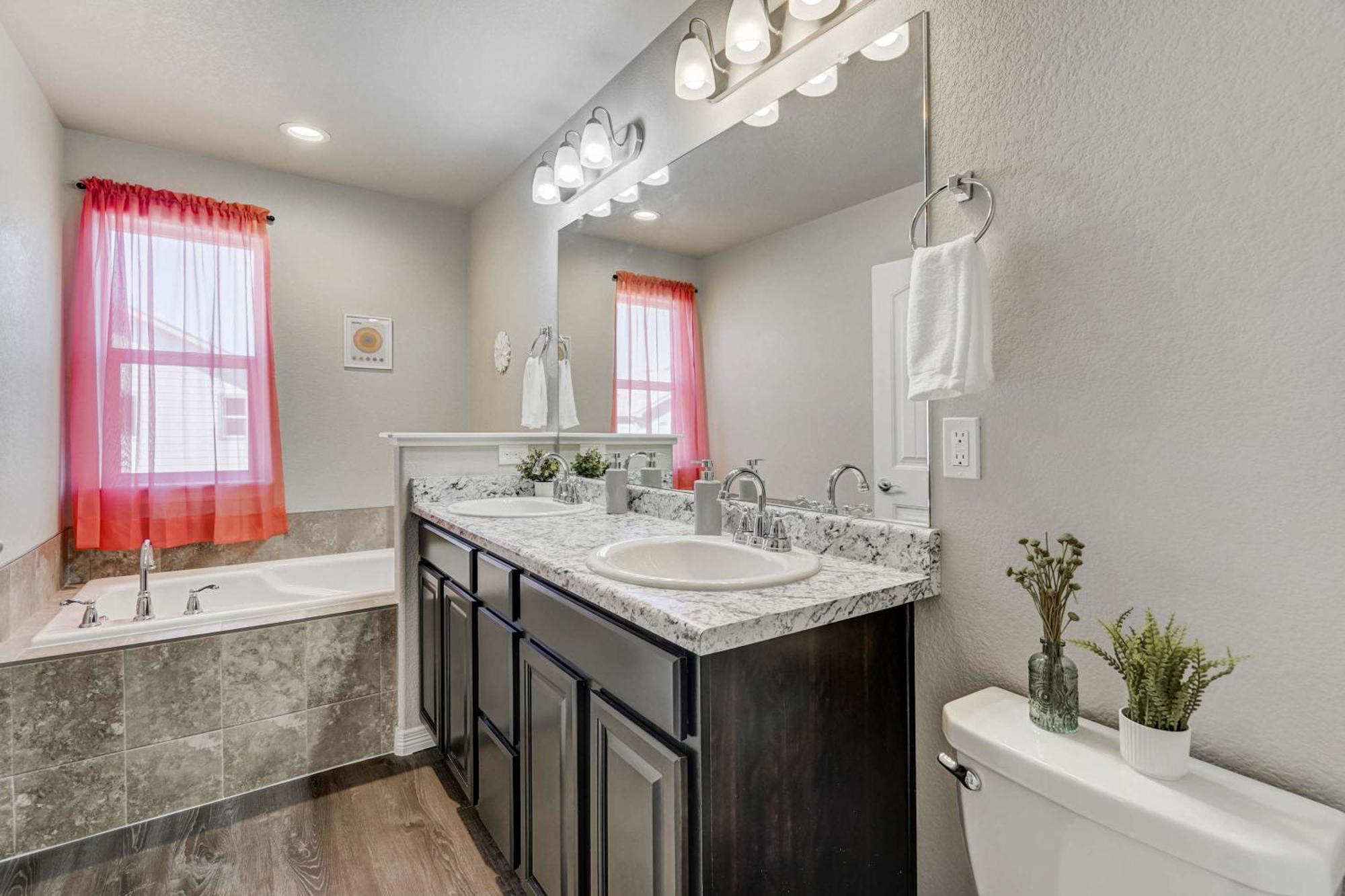 Modern 4-bed Retreat With Fire Pit - Near Downtown & Airport