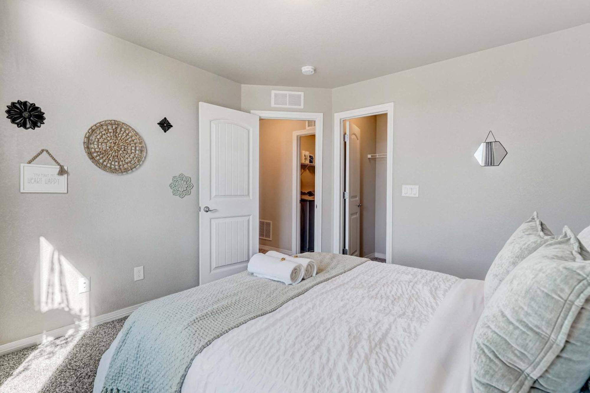Holiday home Modern 4-bed Retreat With Fire Pit - Near Downtown & Airport