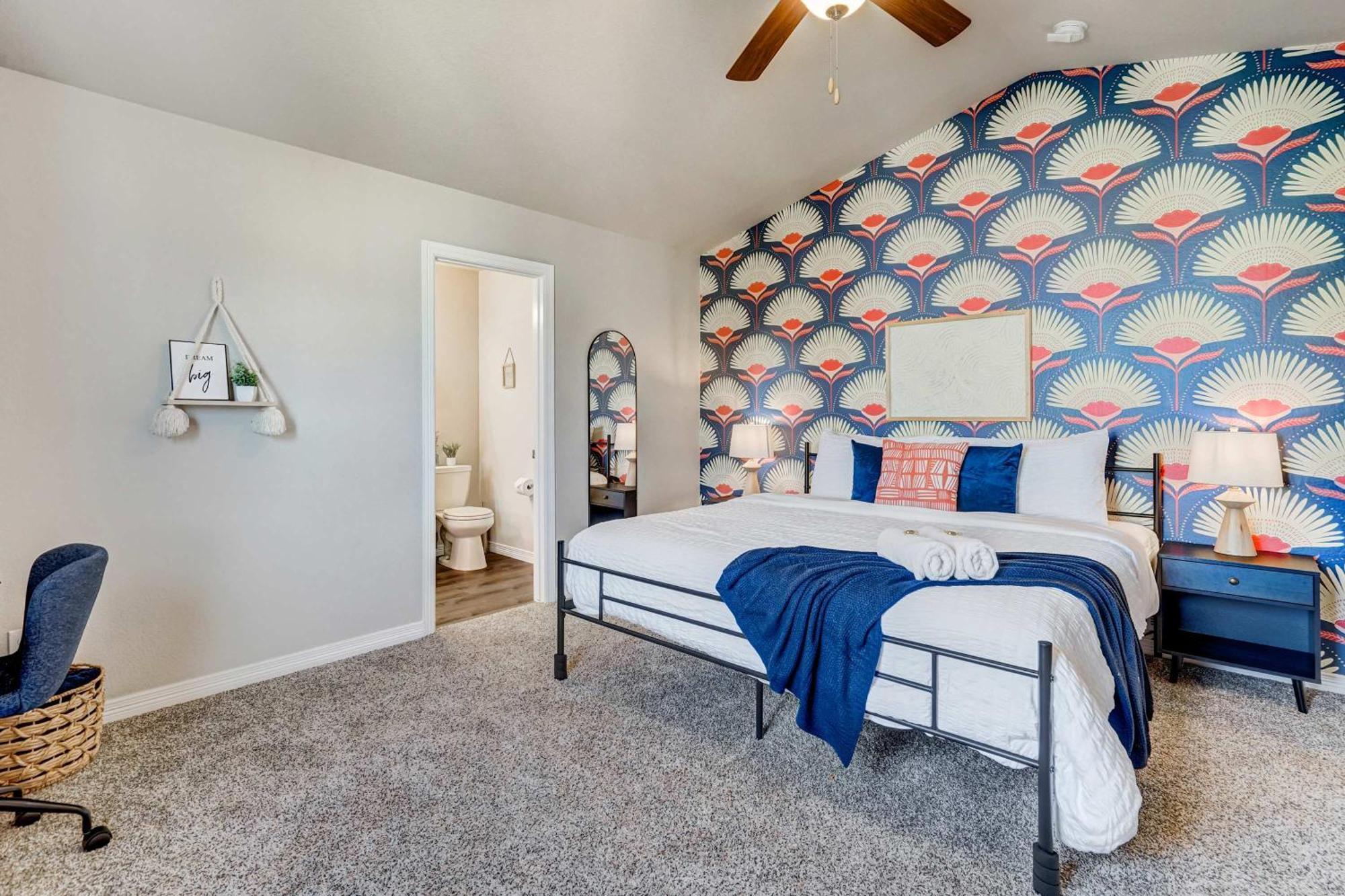 Modern 4-bed Retreat With Fire Pit - Near Downtown & Airport Holiday home