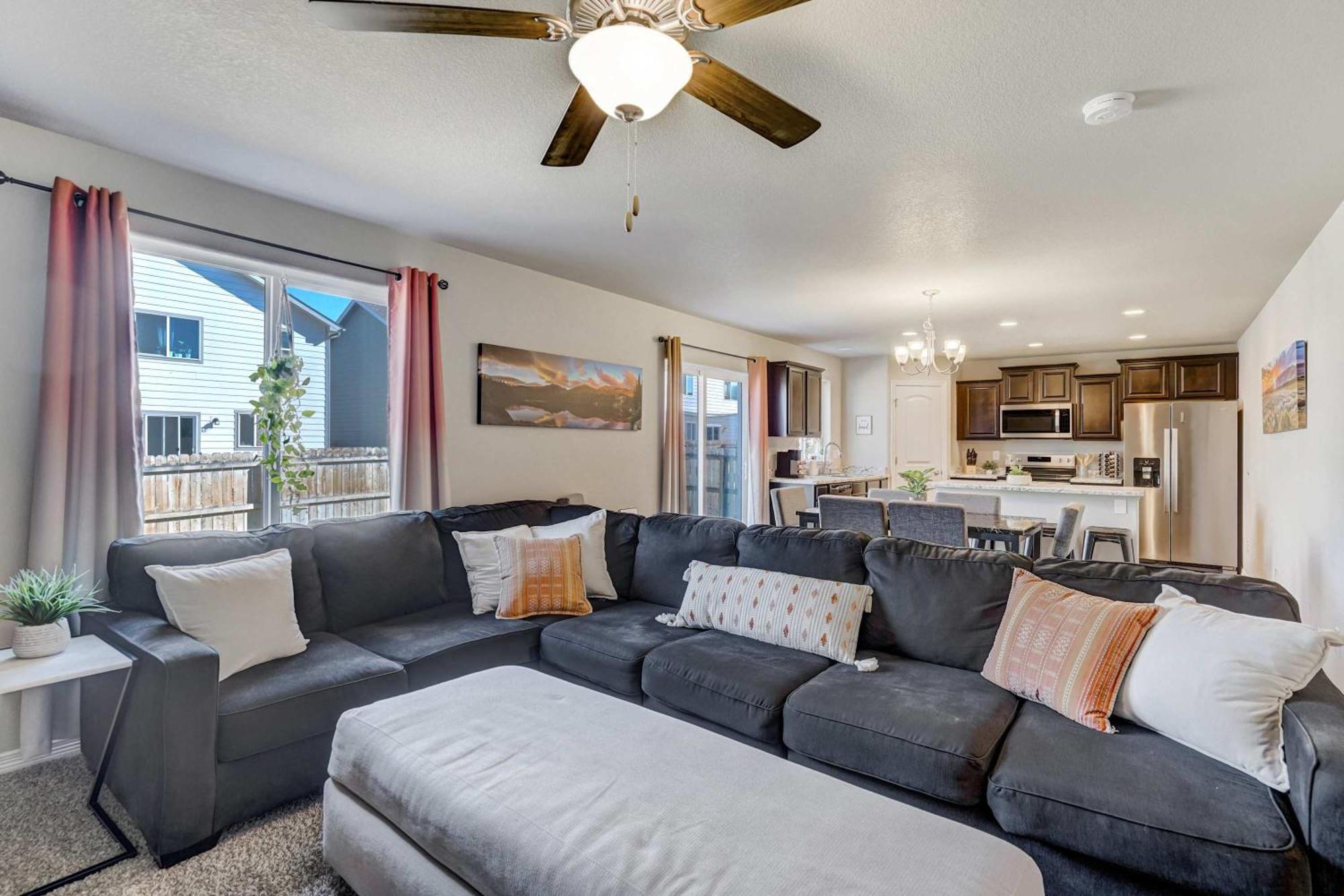 Modern 4-bed Retreat With Fire Pit - Near Downtown & Airport