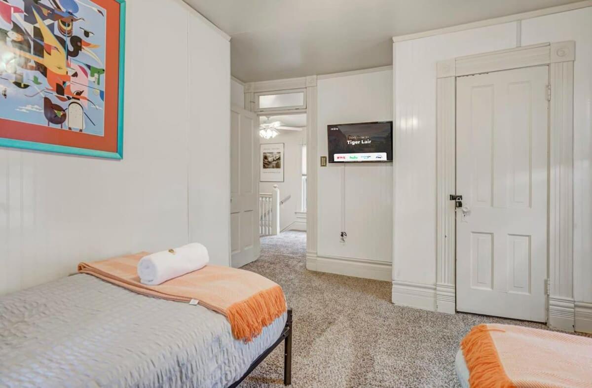 Tiger Lair Walk To Cc Historic Downtown Cos 4br Holiday home Colorado Springs